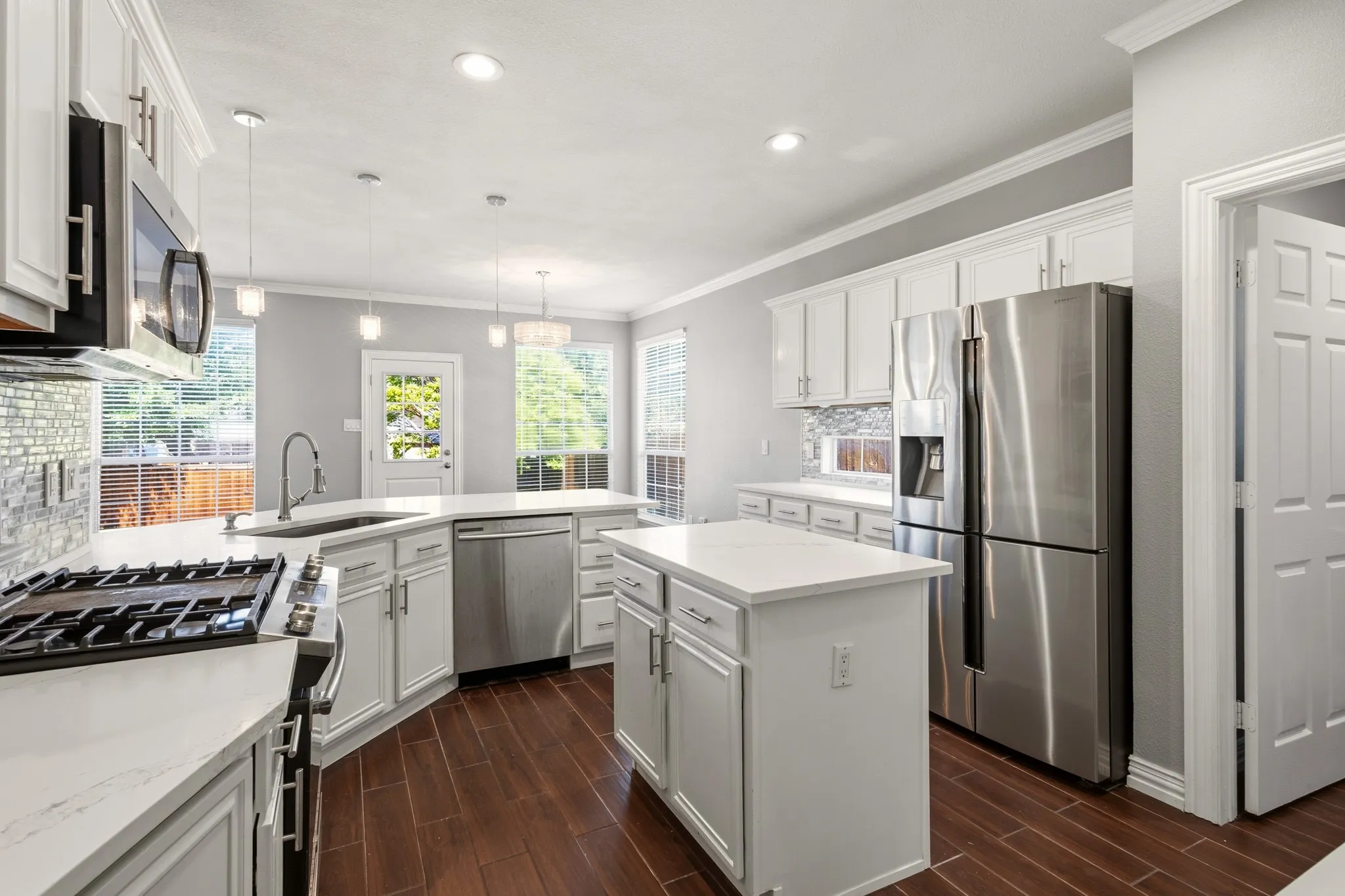 Single Family Residence For Sale in Tarrant County , 6722 Tabor Drive, Arlington, Texas 76002, 4 Bedroom, 3 Bathroom, 2 Garage spaces, 2,886 Sqft, built in 1997, mls#21232282, Real Estate Agent in Arlington, Homes For Sale in Tarrant county, Homes For Sale in Arlington, Realtor in Arlington Texas, Real Estate Brokerage Independent Realty Texas, Luminita Cordes Realtor