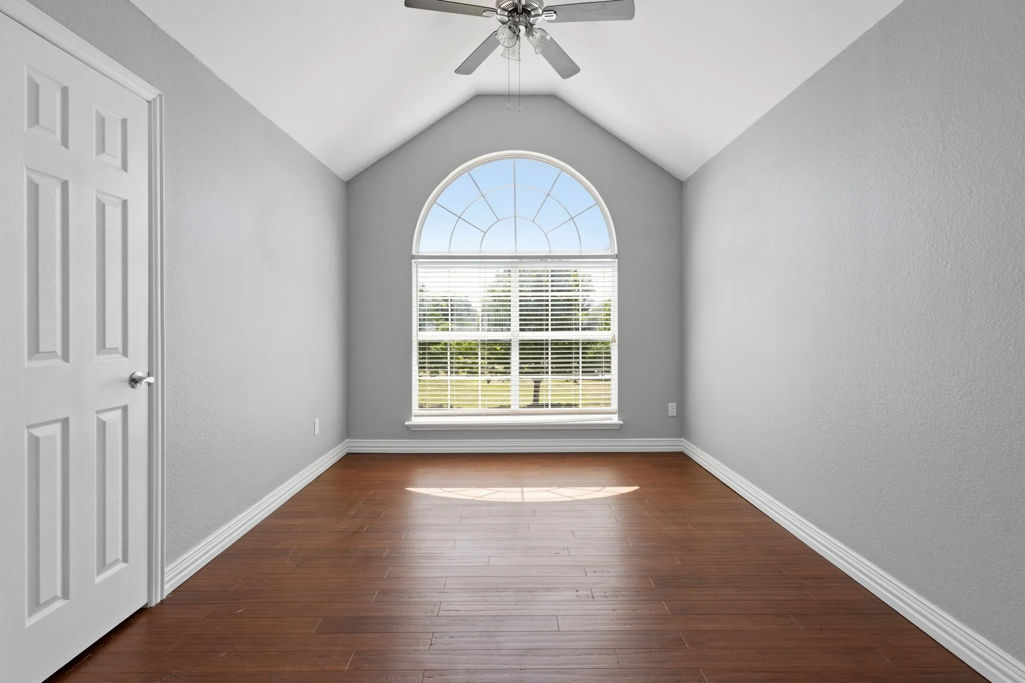 Single Family Residence For Sale in Tarrant County , 6722 Tabor Drive, Arlington, Texas 76002, 4 Bedroom, 3 Bathroom, 2 Garage spaces, 2,886 Sqft, built in 1997, mls#21232282, Real Estate Agent in Arlington, Homes For Sale in Tarrant county, Homes For Sale in Arlington, Realtor in Arlington Texas, Real Estate Brokerage Independent Realty Texas, Luminita Cordes Realtor