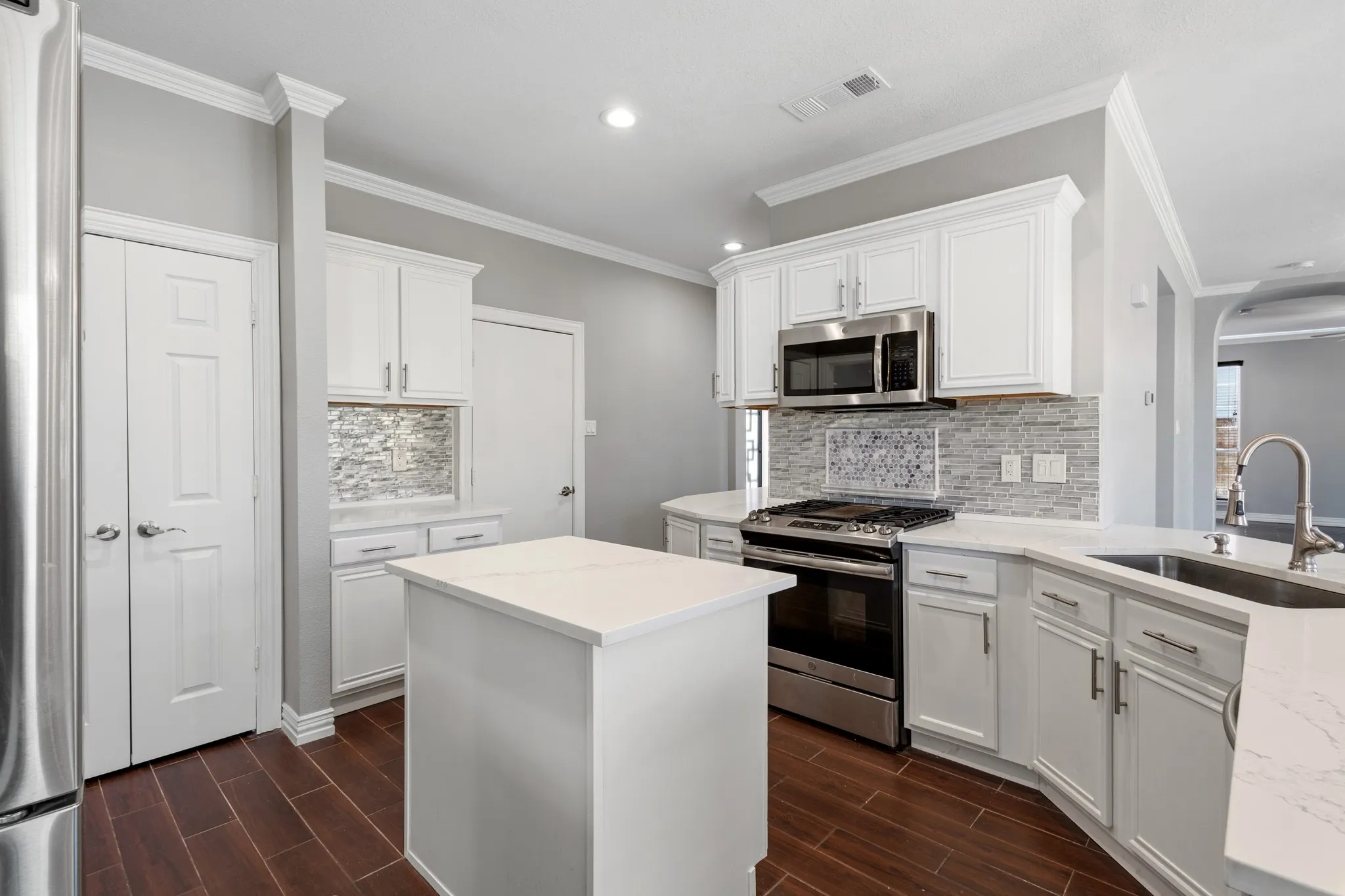 Single Family Residence For Sale in Tarrant County , 6722 Tabor Drive, Arlington, Texas 76002, 4 Bedroom, 3 Bathroom, 2 Garage spaces, 2,886 Sqft, built in 1997, mls#21232282, Real Estate Agent in Arlington, Homes For Sale in Tarrant county, Homes For Sale in Arlington, Realtor in Arlington Texas, Real Estate Brokerage Independent Realty Texas, Luminita Cordes Realtor