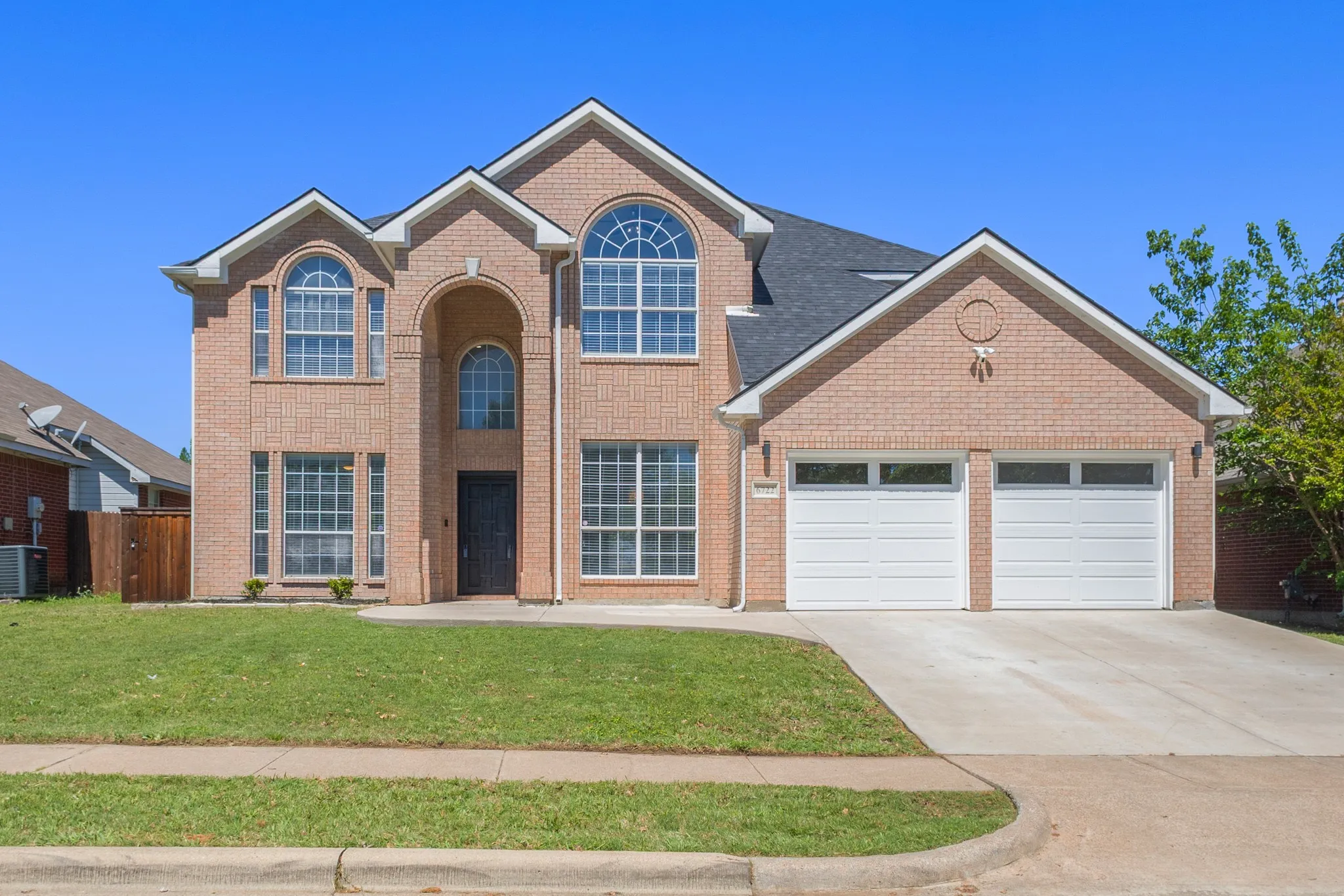 Single Family Residence For Sale in Tarrant County , 6722 Tabor Drive, Arlington, Texas 76002, 4 Bedroom, 3 Bathroom, 2 Garage spaces, 2,886 Sqft, built in 1997, mls#21232282, Real Estate Agent in Arlington, Homes For Sale in Tarrant county, Homes For Sale in Arlington, Realtor in Arlington Texas, Real Estate Brokerage Independent Realty Texas, Luminita Cordes Realtor