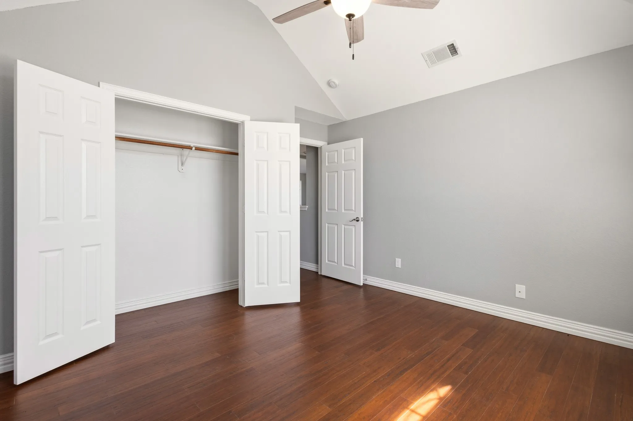 Single Family Residence For Sale in Tarrant County , 6722 Tabor Drive, Arlington, Texas 76002, 4 Bedroom, 3 Bathroom, 2 Garage spaces, 2,886 Sqft, built in 1997, mls#21232282, Real Estate Agent in Arlington, Homes For Sale in Tarrant county, Homes For Sale in Arlington, Realtor in Arlington Texas, Real Estate Brokerage Independent Realty Texas, Luminita Cordes Realtor