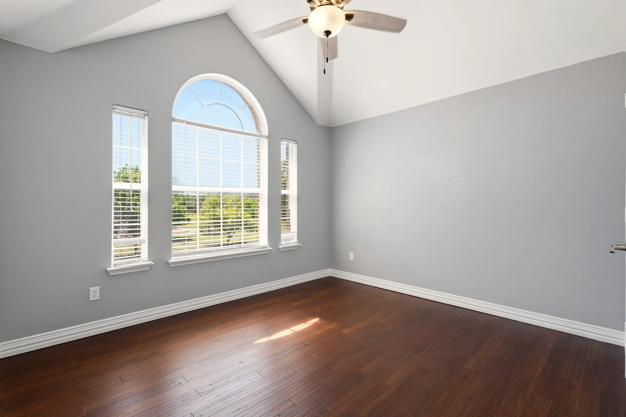Single Family Residence For Sale in Tarrant County , 6722 Tabor Drive, Arlington, Texas 76002, 4 Bedroom, 3 Bathroom, 2 Garage spaces, 2,886 Sqft, built in 1997, mls#21232282, Real Estate Agent in Arlington, Homes For Sale in Tarrant county, Homes For Sale in Arlington, Realtor in Arlington Texas, Real Estate Brokerage Independent Realty Texas, Luminita Cordes Realtor