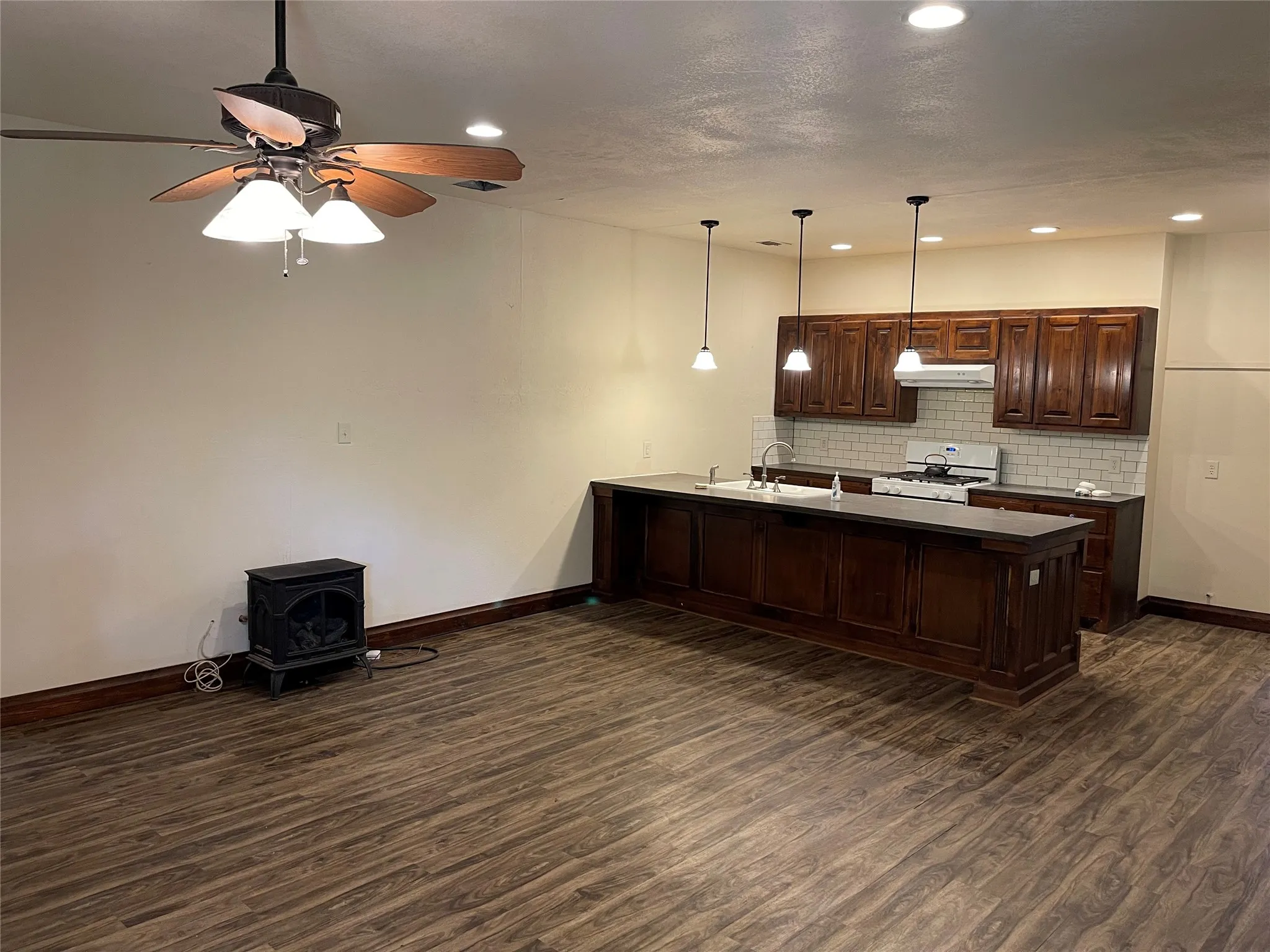 Single Family Residence For Sale in Fannin County , 2110 County Road 1220, Savoy, Texas 75479, 2 Bedrooms, 2 Bathrooms, 2 Garage spaces, 1,224 Sqft, built in 2015, Price $349,000, mls#21229588, Real Estate Agent in Savoy, Homes For Sale in Fannin county, Homes For Sale in Savoy, Realtor in Savoy Texas, Real Estate Brokerage Independent Realty Texas, Luminita Cordes Realtor