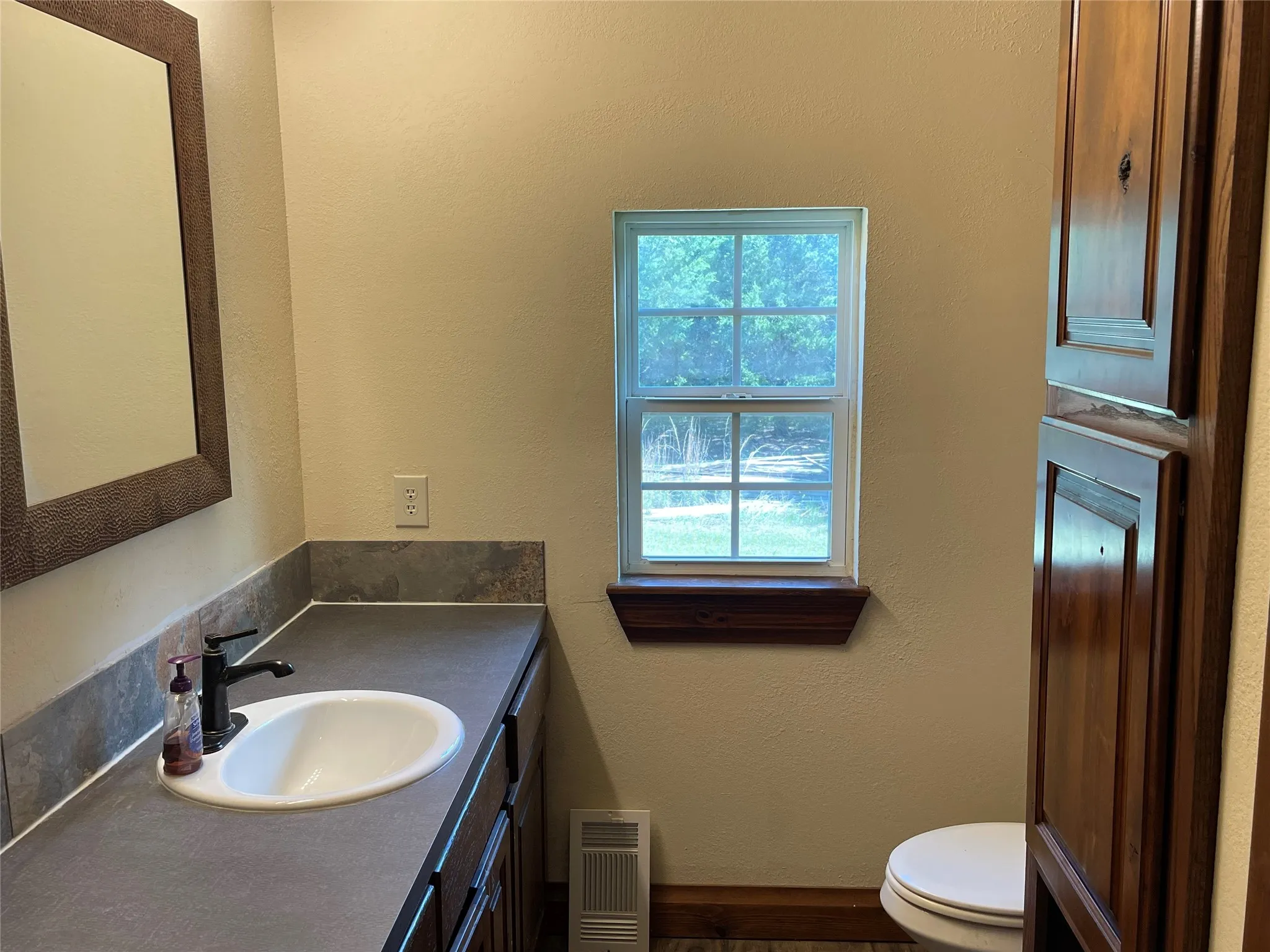 Single Family Residence For Sale in Fannin County , 2110 County Road 1220, Savoy, Texas 75479, 2 Bedrooms, 2 Bathrooms, 2 Garage spaces, 1,224 Sqft, built in 2015, Price $349,000, mls#21229588, Real Estate Agent in Savoy, Homes For Sale in Fannin county, Homes For Sale in Savoy, Realtor in Savoy Texas, Real Estate Brokerage Independent Realty Texas, Luminita Cordes Realtor