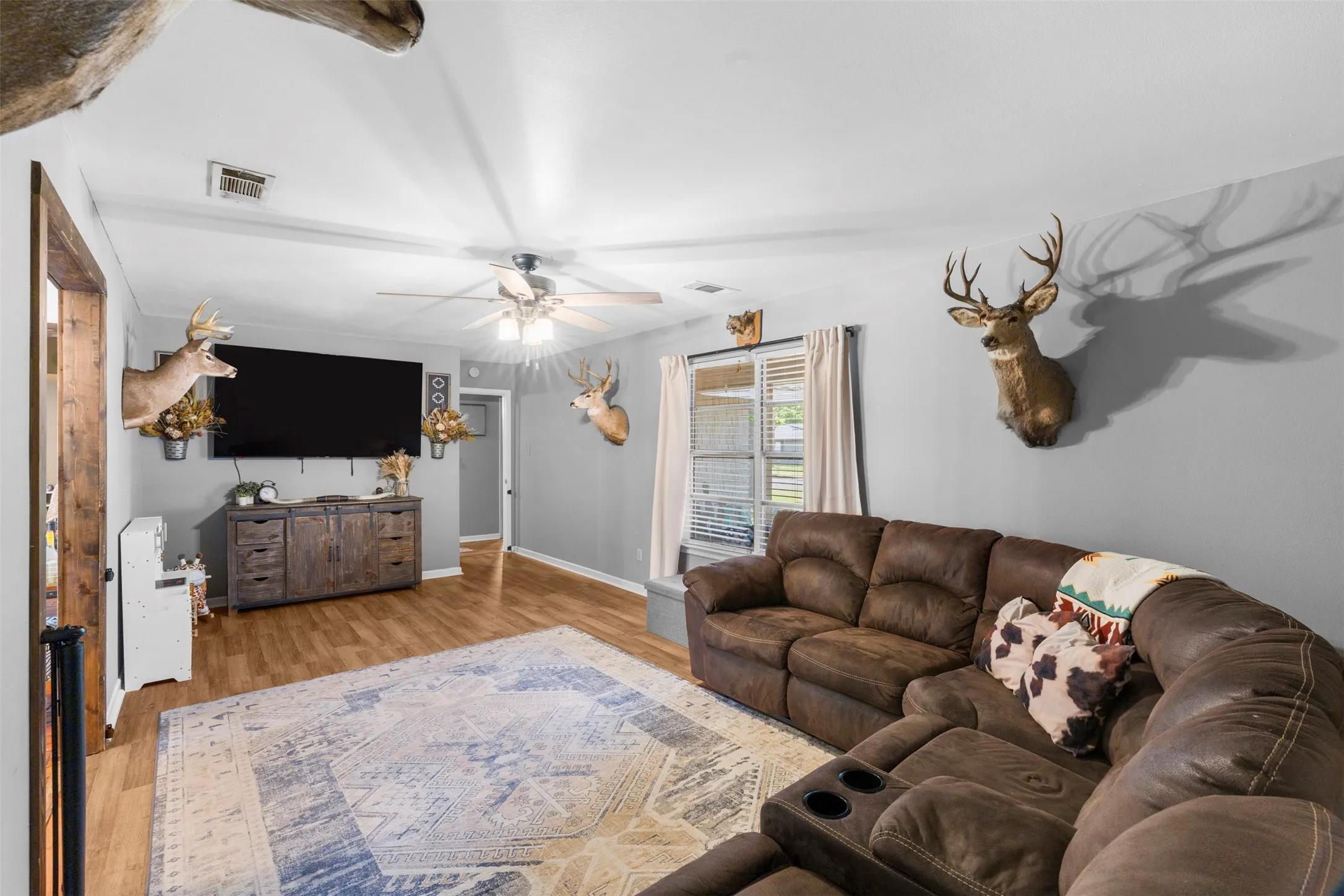 Single Family Residence For Sale in Henderson County , 602 Colonial Drive, Athens, Texas 75751, 3 Bedroom, 2 Bathroom, Garage spaces, 1,547 Sqft, built in 1963, Preowned, mls#21223888, Real Estate Agent in Athens, Homes For Sale in Henderson county, Homes For Sale in Athens, Realtor in Athens Texas, Real Estate Brokerage Independent Realty Texas, Luminita Cordes Realtor