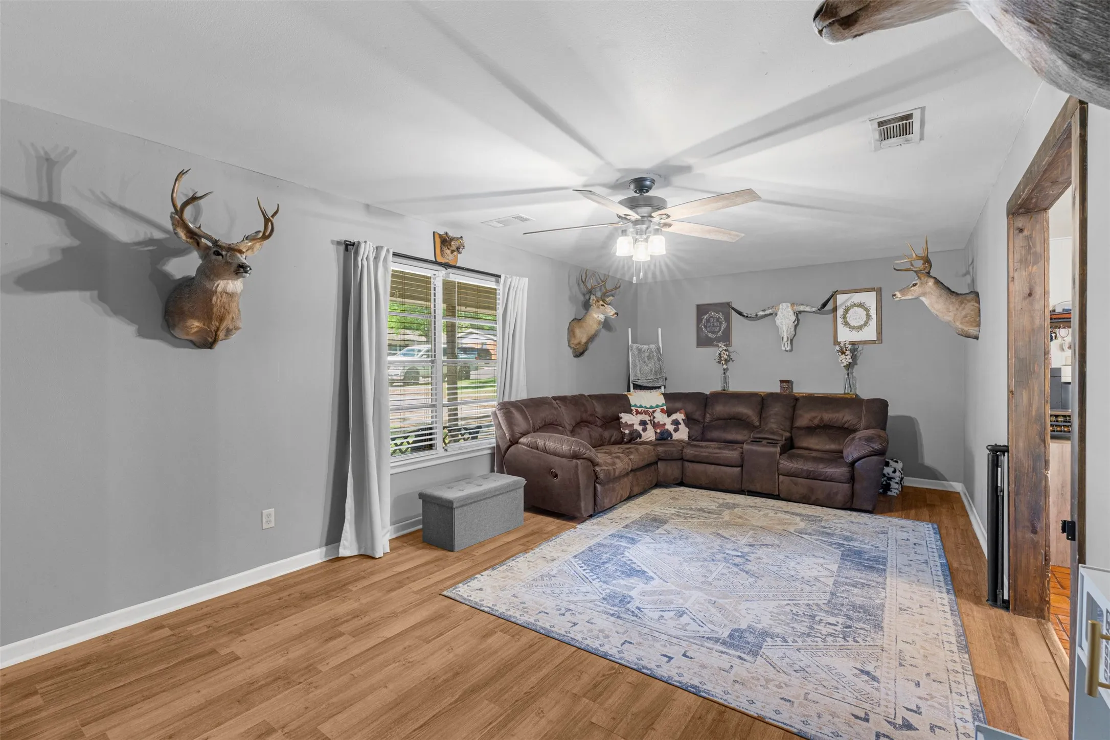 Single Family Residence For Sale in Henderson County , 602 Colonial Drive, Athens, Texas 75751, 3 Bedroom, 2 Bathroom, Garage spaces, 1,547 Sqft, built in 1963, Preowned, mls#21223888, Real Estate Agent in Athens, Homes For Sale in Henderson county, Homes For Sale in Athens, Realtor in Athens Texas, Real Estate Brokerage Independent Realty Texas, Luminita Cordes Realtor