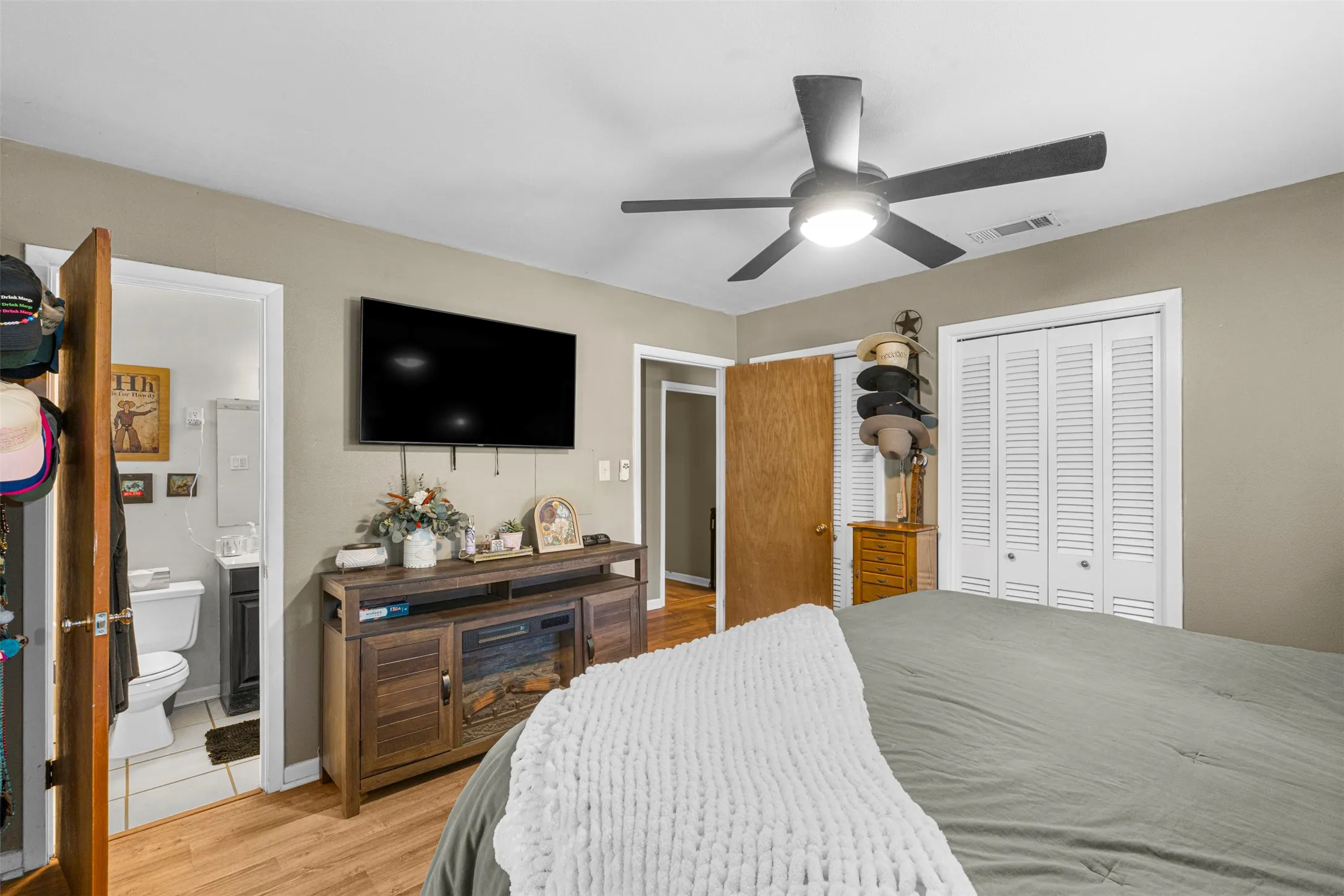 Primary bedroom ensuite