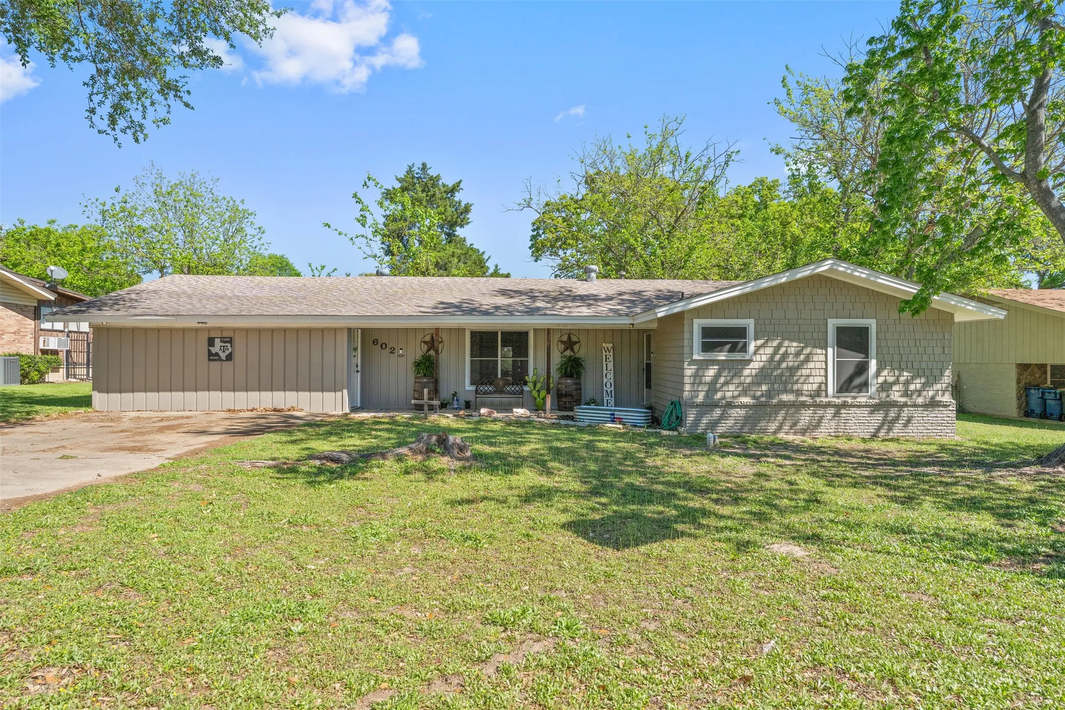 Single Family Residence For Sale in Henderson County , 602 Colonial Drive, Athens, Texas 75751, 3 Bedroom, 2 Bathroom, Garage spaces, 1,547 Sqft, built in 1963, Preowned, mls#21223888, Real Estate Agent in Athens, Homes For Sale in Henderson county, Homes For Sale in Athens, Realtor in Athens Texas, Real Estate Brokerage Independent Realty Texas, Luminita Cordes Realtor