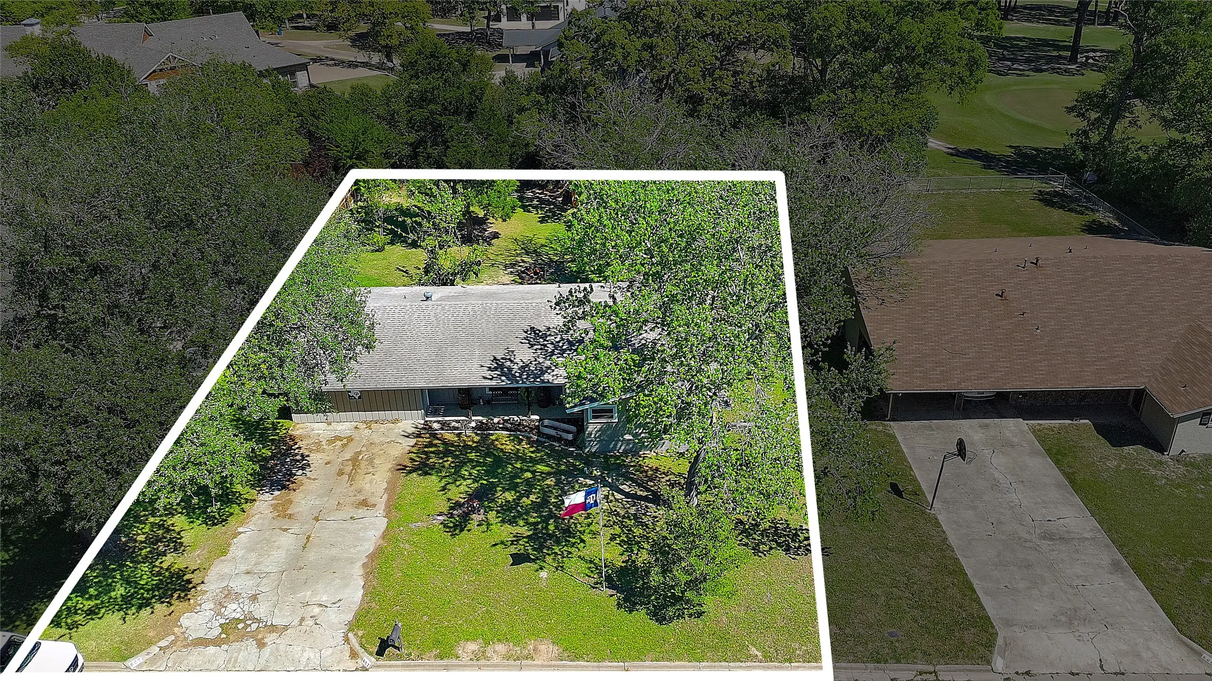 Single Family Residence For Sale in Henderson County , 602 Colonial Drive, Athens, Texas 75751, 3 Bedroom, 2 Bathroom, Garage spaces, 1,547 Sqft, built in 1963, Preowned, mls#21223888, Real Estate Agent in Athens, Homes For Sale in Henderson county, Homes For Sale in Athens, Realtor in Athens Texas, Real Estate Brokerage Independent Realty Texas, Luminita Cordes Realtor