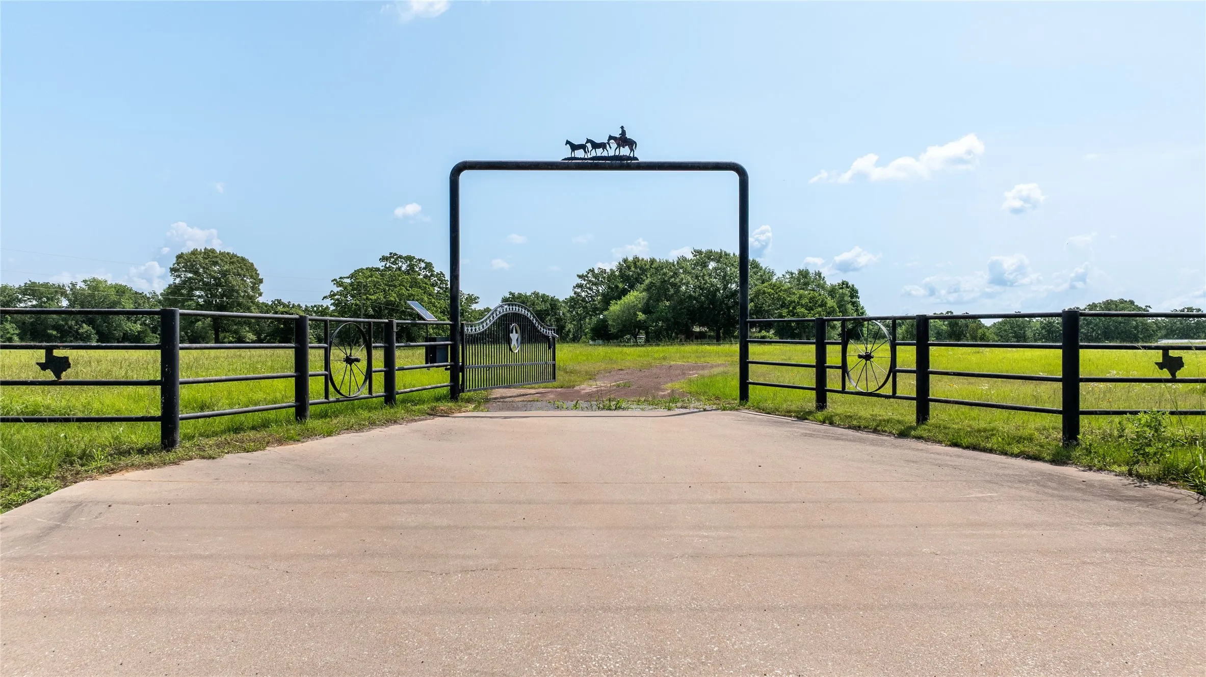 Farm For Sale in Anderson County , 1710 An County Road 463, Montalba, Texas 75853, 4 Bedrooms, 3 Bathrooms, 2 Garage spaces, 3,216 Sqft, built in 1994, Price $690,000, mls#21232375, Real Estate Agent in Montalba, Homes For Sale in Anderson county, Homes For Sale in Montalba, Realtor in Montalba Texas, Real Estate Brokerage Independent Realty Texas, Luminita Cordes Realtor