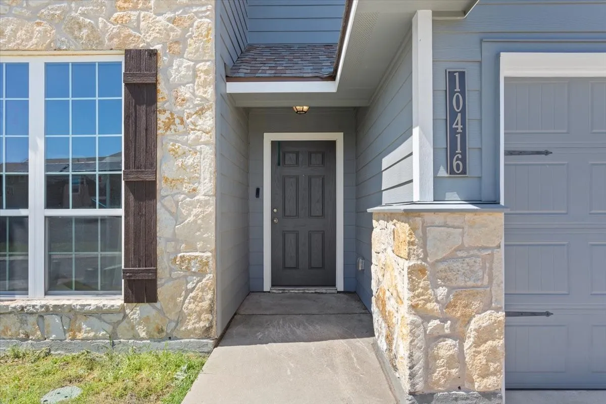 Single Family Residence For Sale in Mc Lennan County , 10416 Langham Drive, Waco, Texas 76708, 4 Bedrooms, 4 Bathrooms, 2 Garage spaces, 2,724 Sqft, built in 2020, Preowned, Price $375,000, mls#21230667, Real Estate Agent in Waco, Homes For Sale in Mc Lennan county, Homes For Sale in Waco, Realtor in Waco Texas, Real Estate Brokerage Independent Realty Texas, Luminita Cordes Realtor