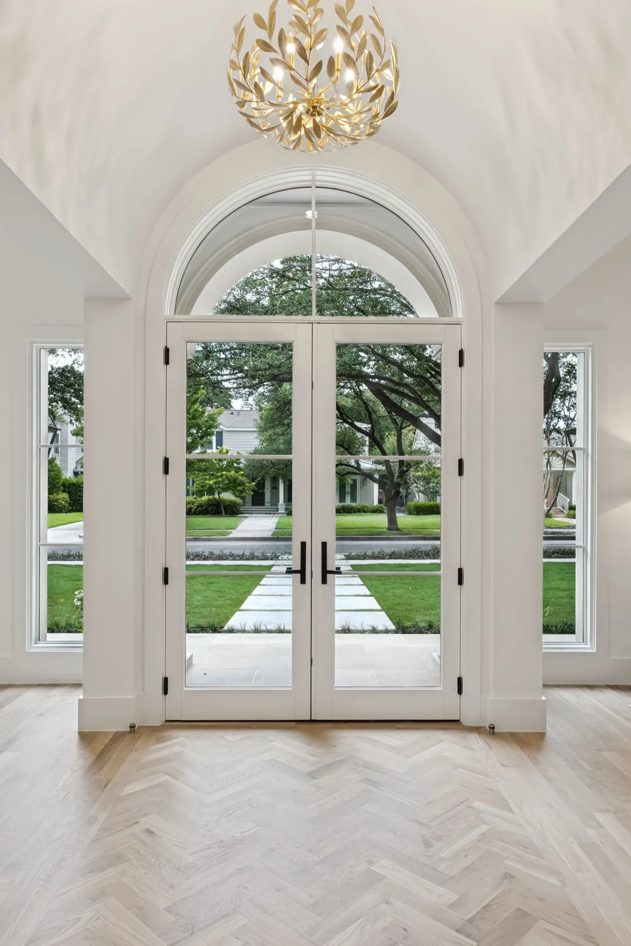 Inviting entry with an impressive 12'vaulted barrel ceiling