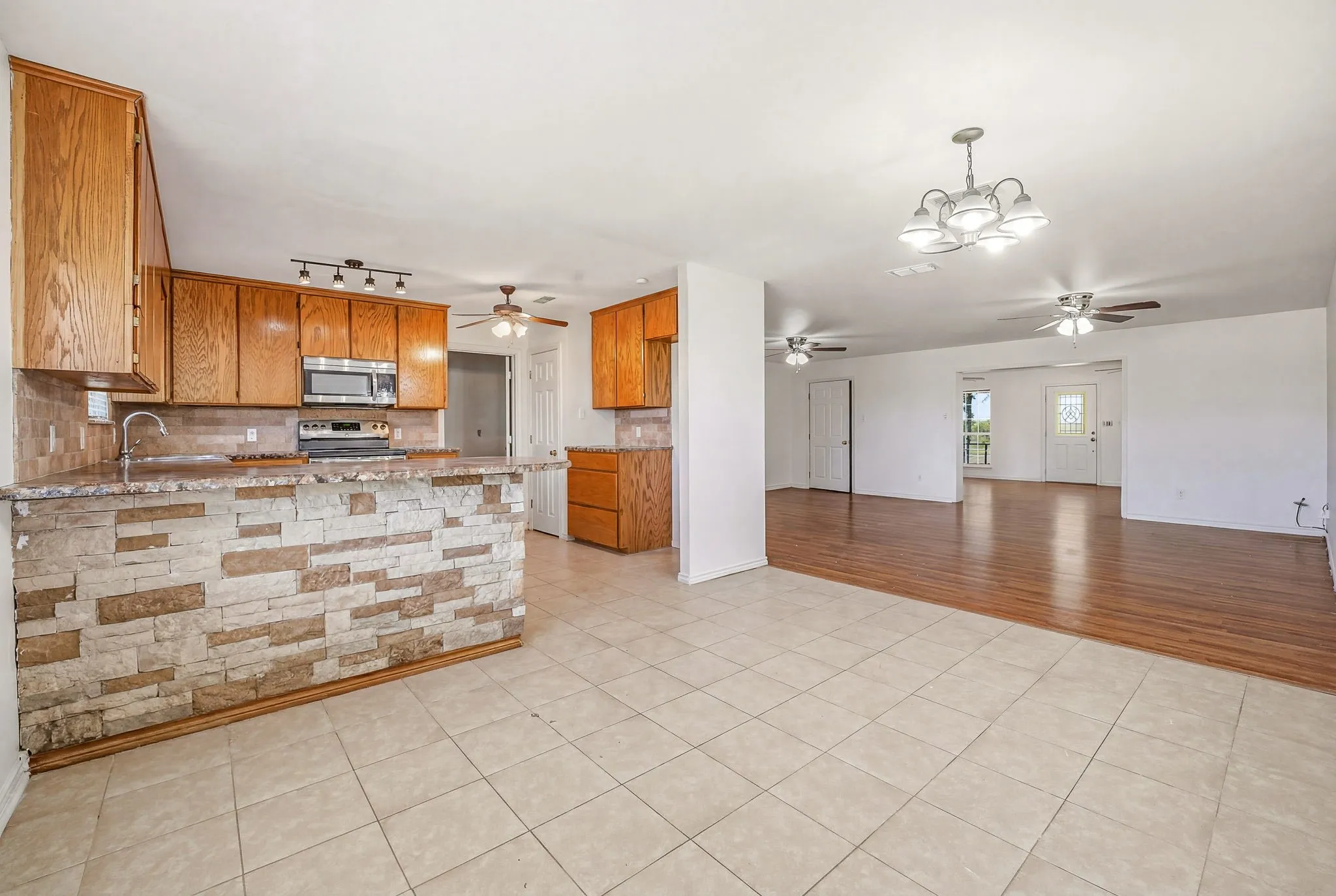 Farm For Sale in Erath County , 802 Private Road 1675, Stephenville, Texas 76401, 3 Bedroom, 2 Bathroom, Garage spaces, 2,223 Sqft, built in 2002, mls#21232356, Real Estate Agent in Stephenville, Homes For Sale in Erath county, Homes For Sale in Stephenville, Realtor in Stephenville Texas, Real Estate Brokerage Independent Realty Texas, Luminita Cordes Realtor