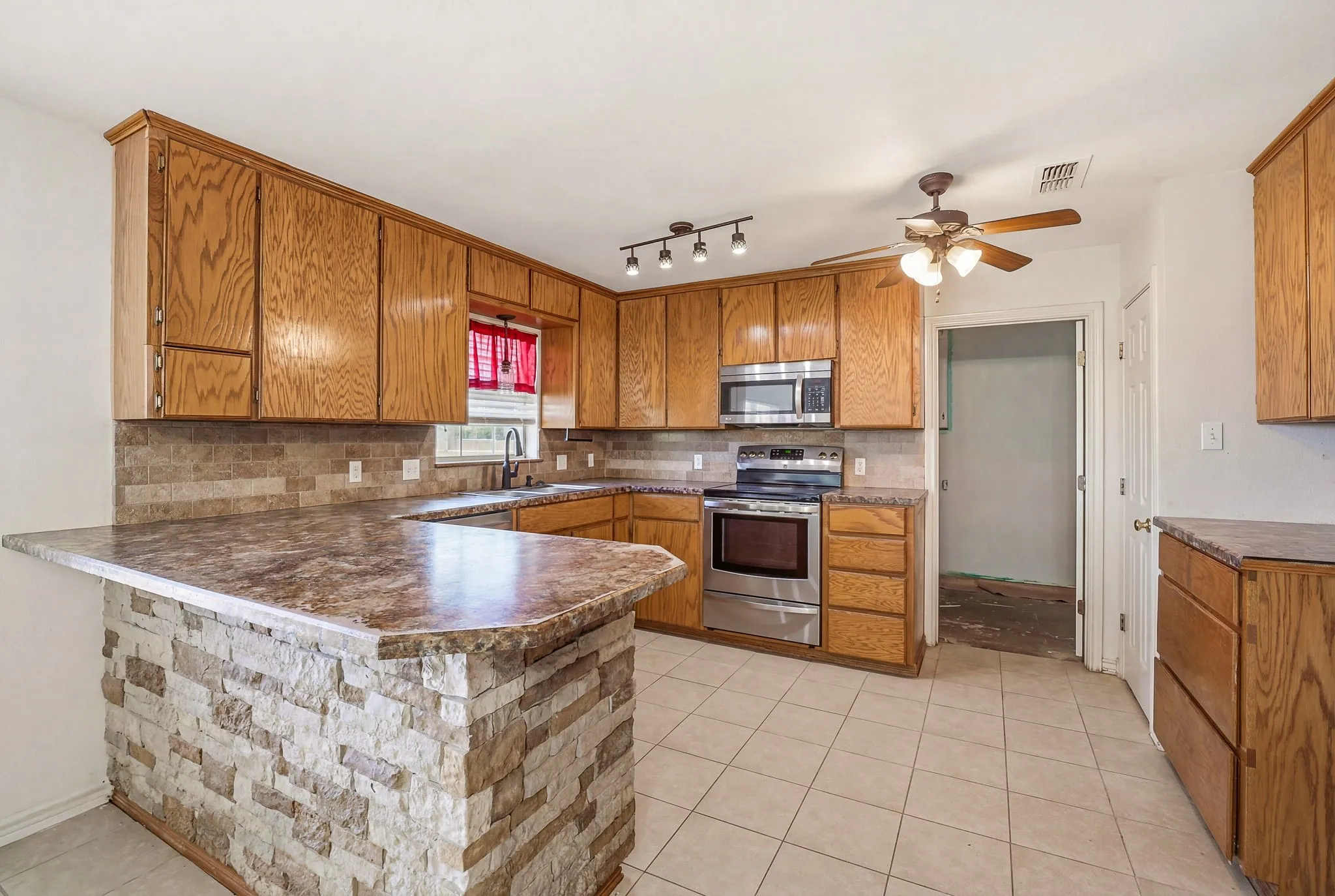 Farm For Sale in Erath County , 802 Private Road 1675, Stephenville, Texas 76401, 3 Bedroom, 2 Bathroom, Garage spaces, 2,223 Sqft, built in 2002, mls#21232356, Real Estate Agent in Stephenville, Homes For Sale in Erath county, Homes For Sale in Stephenville, Realtor in Stephenville Texas, Real Estate Brokerage Independent Realty Texas, Luminita Cordes Realtor