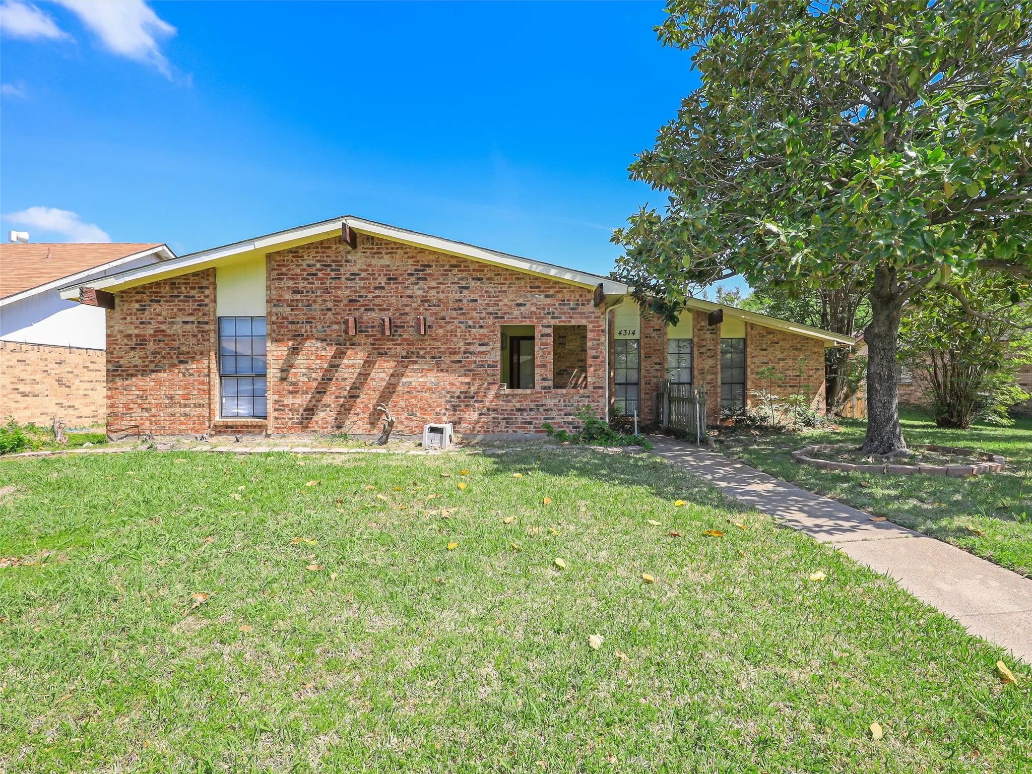 Single Family Residence For Rent in Dallas County , 4314 Arrowwood Street, Mesquite, Texas 75150, 4 Bedroom, 3 Bathroom, 2 Garage spaces, 2,011 Sqft, built in 1983, Preowned, mls#21228842, Real Estate Agent in Mesquite, Homes For Rent in Dallas county, Homes For Rent in Mesquite, Realtor in Mesquite Texas, Real Estate Brokerage Independent Realty Texas, Luminita Cordes Realtor