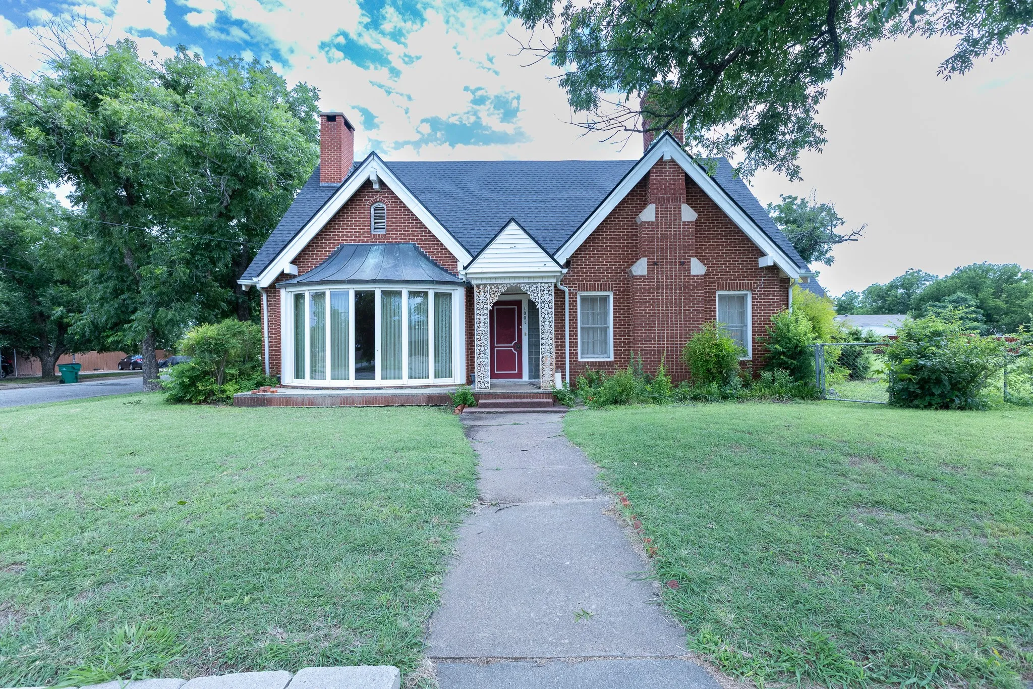 Single Family Residence For Sale in Coleman County , 1001 W Walnut Street, Coleman, Texas 76834, 3 Bedroom, 3 Bathroom, 2 Garage spaces, 3,461 Sqft, built in 1926, Preowned, mls#21232482, Real Estate Agent in Coleman, Homes For Sale in Coleman county, Homes For Sale in Coleman, Realtor in Coleman Texas, Real Estate Brokerage Independent Realty Texas, Luminita Cordes Realtor