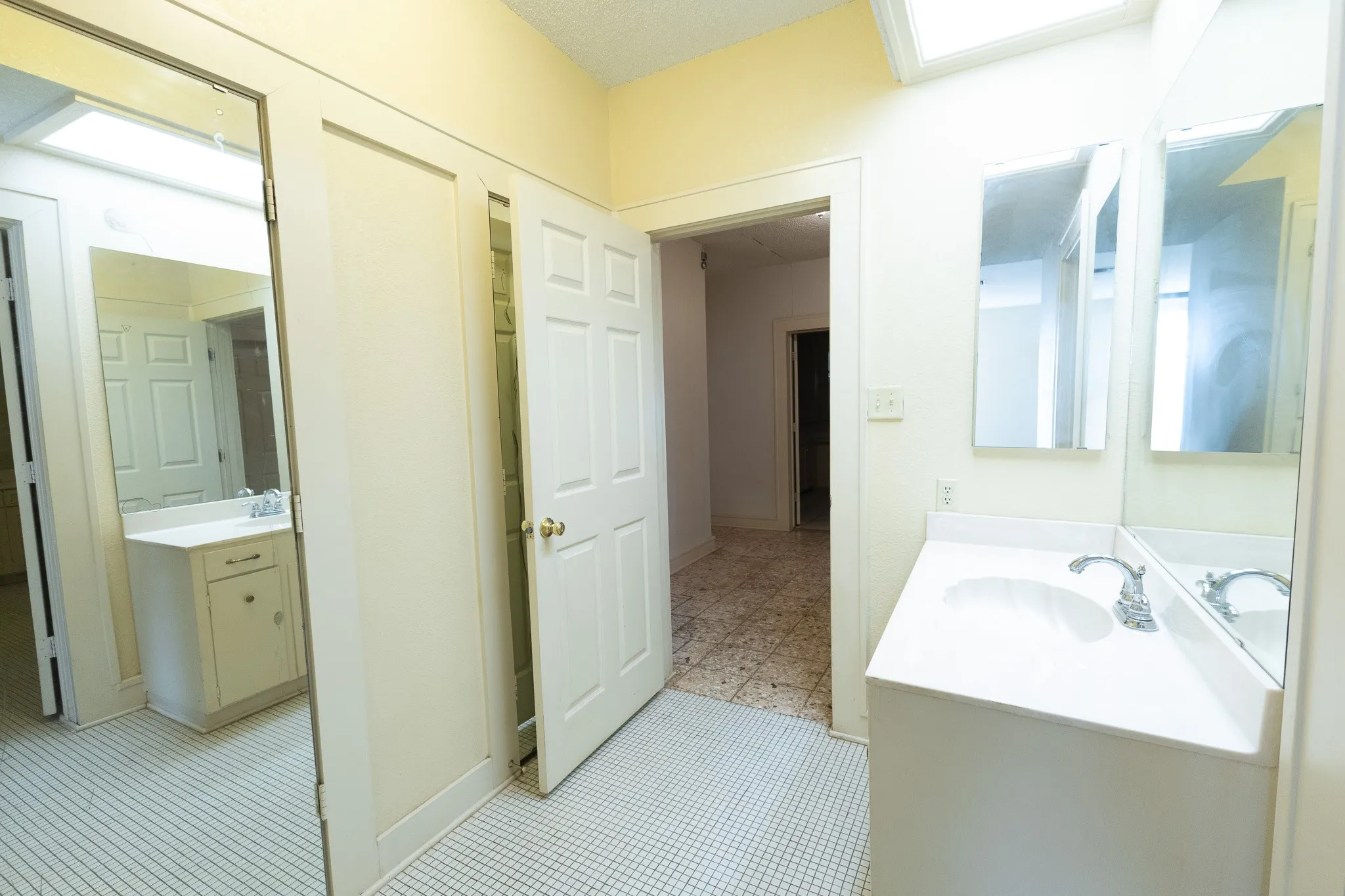 Single Family Residence For Sale in Coleman County , 1001 W Walnut Street, Coleman, Texas 76834, 3 Bedroom, 3 Bathroom, 2 Garage spaces, 3,461 Sqft, built in 1926, Preowned, mls#21232482, Real Estate Agent in Coleman, Homes For Sale in Coleman county, Homes For Sale in Coleman, Realtor in Coleman Texas, Real Estate Brokerage Independent Realty Texas, Luminita Cordes Realtor