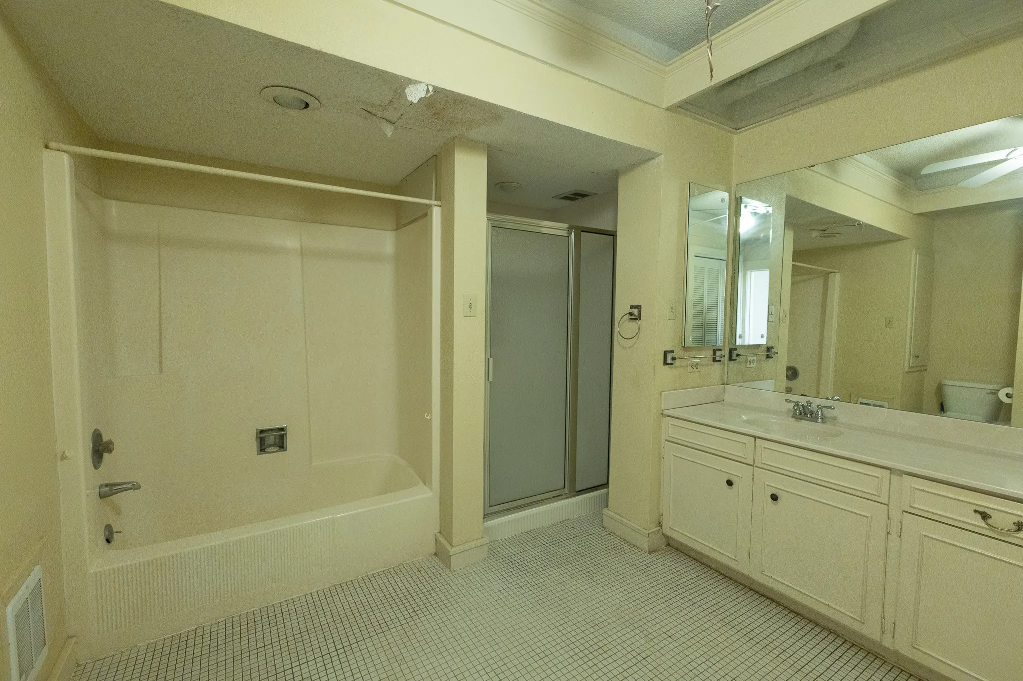 Single Family Residence For Sale in Coleman County , 1001 W Walnut Street, Coleman, Texas 76834, 3 Bedroom, 3 Bathroom, 2 Garage spaces, 3,461 Sqft, built in 1926, Preowned, mls#21232482, Real Estate Agent in Coleman, Homes For Sale in Coleman county, Homes For Sale in Coleman, Realtor in Coleman Texas, Real Estate Brokerage Independent Realty Texas, Luminita Cordes Realtor