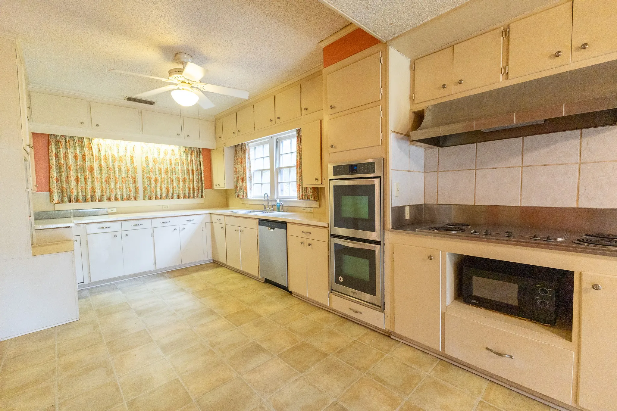 Single Family Residence For Sale in Coleman County , 1001 W Walnut Street, Coleman, Texas 76834, 3 Bedroom, 3 Bathroom, 2 Garage spaces, 3,461 Sqft, built in 1926, Preowned, mls#21232482, Real Estate Agent in Coleman, Homes For Sale in Coleman county, Homes For Sale in Coleman, Realtor in Coleman Texas, Real Estate Brokerage Independent Realty Texas, Luminita Cordes Realtor