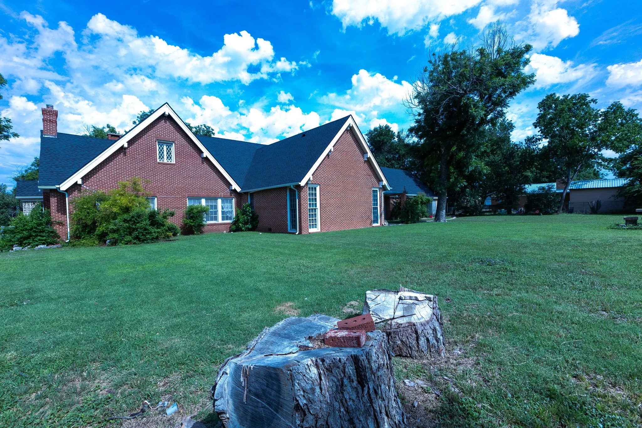 Single Family Residence For Sale in Coleman County , 1001 W Walnut Street, Coleman, Texas 76834, 3 Bedroom, 3 Bathroom, 2 Garage spaces, 3,461 Sqft, built in 1926, Preowned, mls#21232482, Real Estate Agent in Coleman, Homes For Sale in Coleman county, Homes For Sale in Coleman, Realtor in Coleman Texas, Real Estate Brokerage Independent Realty Texas, Luminita Cordes Realtor