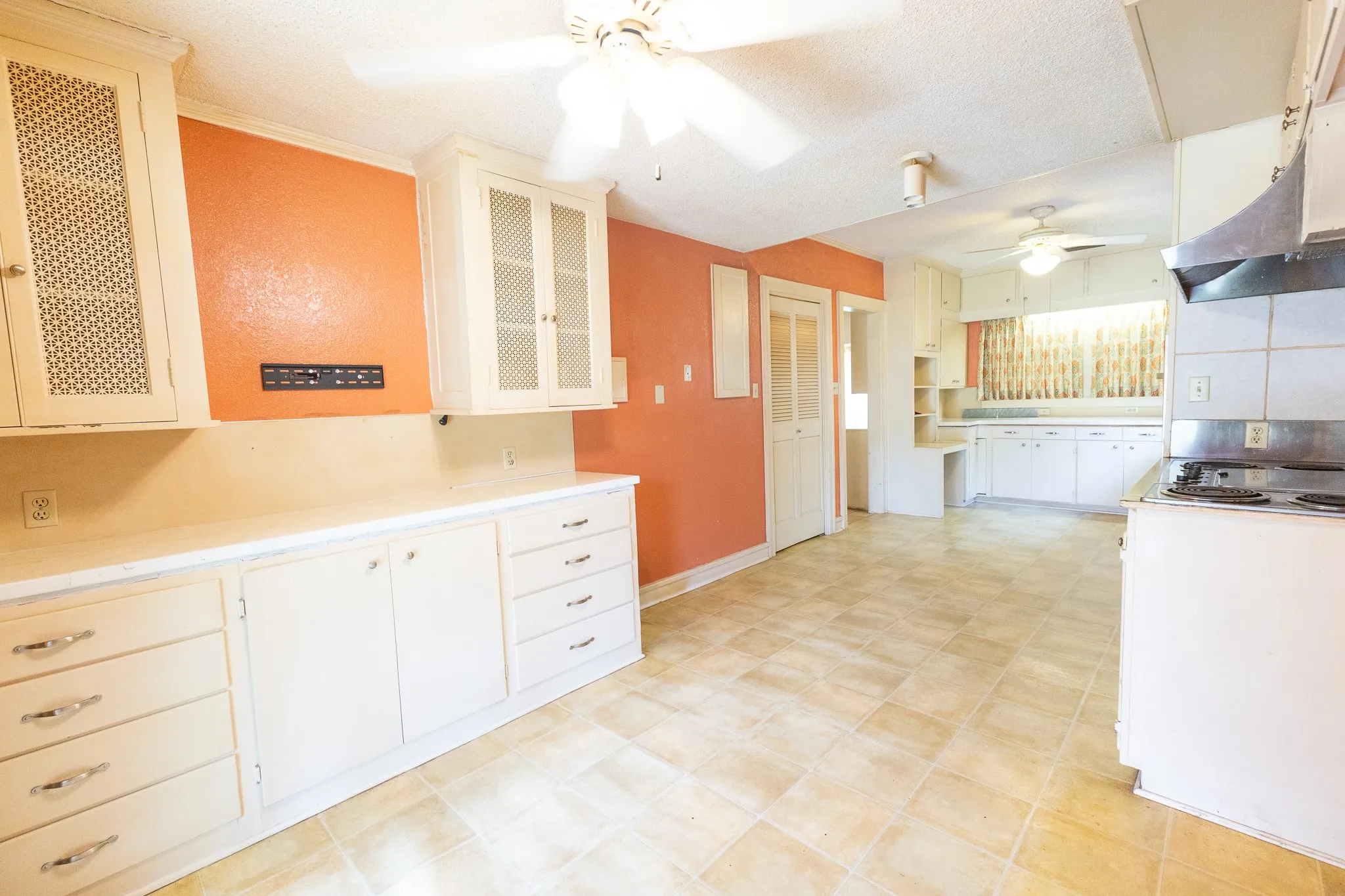 Single Family Residence For Sale in Coleman County , 1001 W Walnut Street, Coleman, Texas 76834, 3 Bedroom, 3 Bathroom, 2 Garage spaces, 3,461 Sqft, built in 1926, Preowned, mls#21232482, Real Estate Agent in Coleman, Homes For Sale in Coleman county, Homes For Sale in Coleman, Realtor in Coleman Texas, Real Estate Brokerage Independent Realty Texas, Luminita Cordes Realtor
