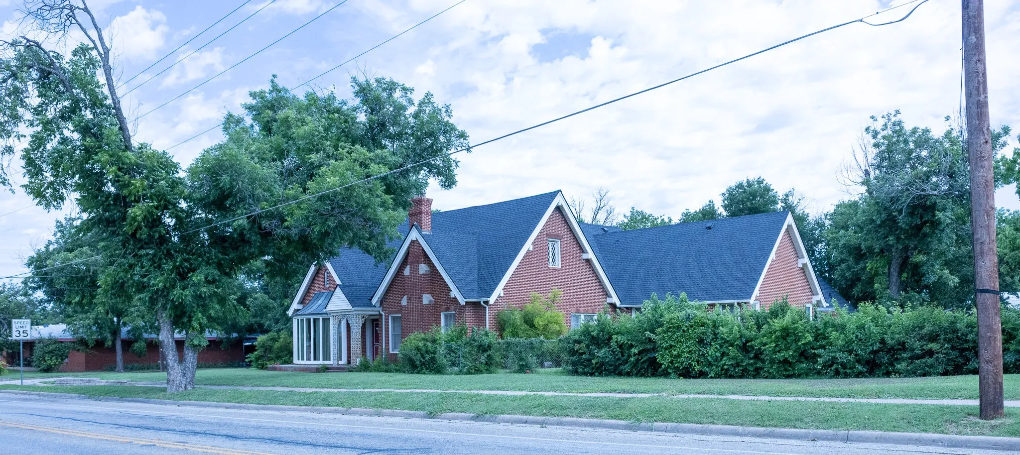 Single Family Residence For Sale in Coleman County , 1001 W Walnut Street, Coleman, Texas 76834, 3 Bedroom, 3 Bathroom, 2 Garage spaces, 3,461 Sqft, built in 1926, Preowned, mls#21232482, Real Estate Agent in Coleman, Homes For Sale in Coleman county, Homes For Sale in Coleman, Realtor in Coleman Texas, Real Estate Brokerage Independent Realty Texas, Luminita Cordes Realtor