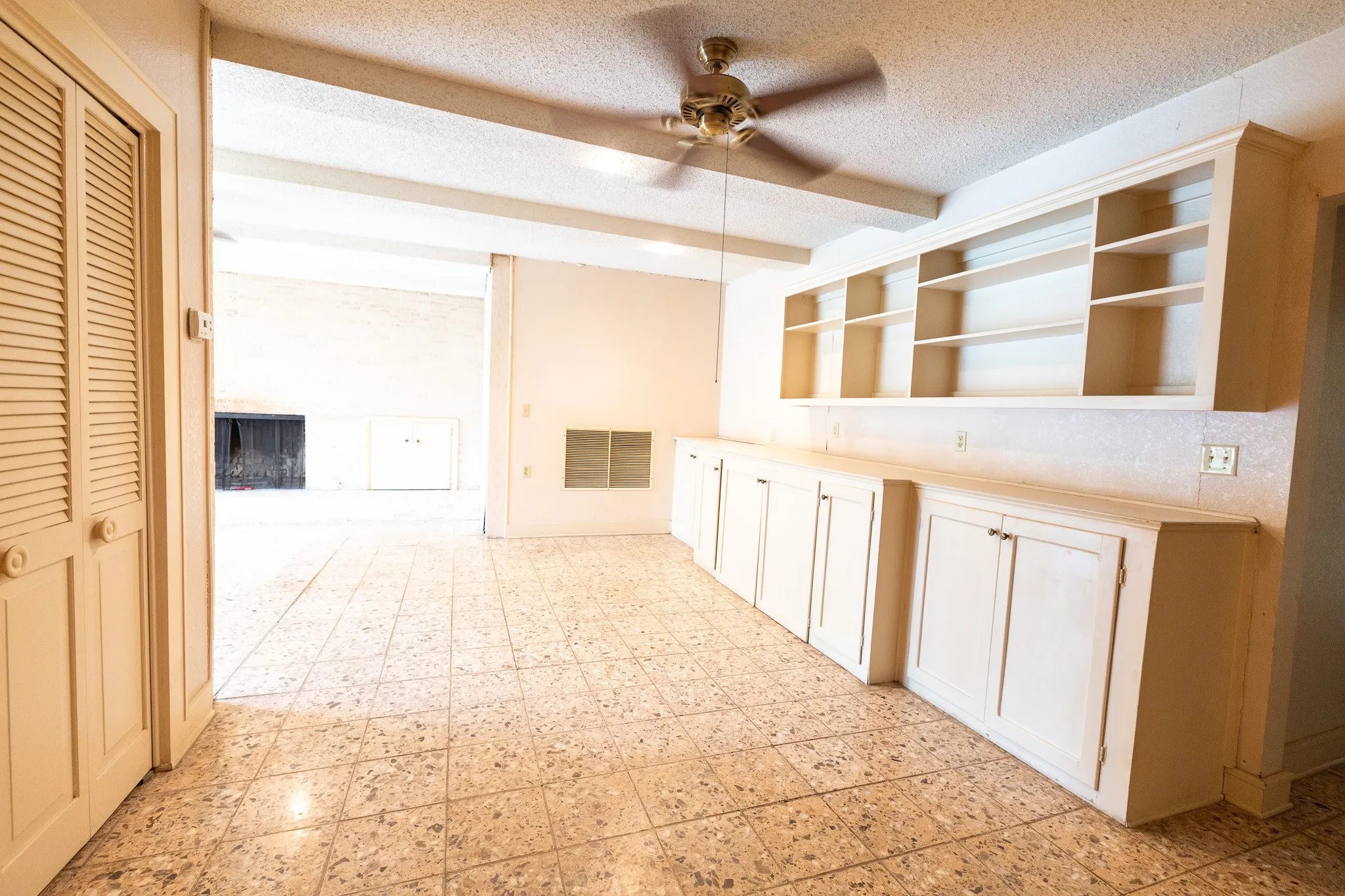 Single Family Residence For Sale in Coleman County , 1001 W Walnut Street, Coleman, Texas 76834, 3 Bedroom, 3 Bathroom, 2 Garage spaces, 3,461 Sqft, built in 1926, Preowned, mls#21232482, Real Estate Agent in Coleman, Homes For Sale in Coleman county, Homes For Sale in Coleman, Realtor in Coleman Texas, Real Estate Brokerage Independent Realty Texas, Luminita Cordes Realtor
