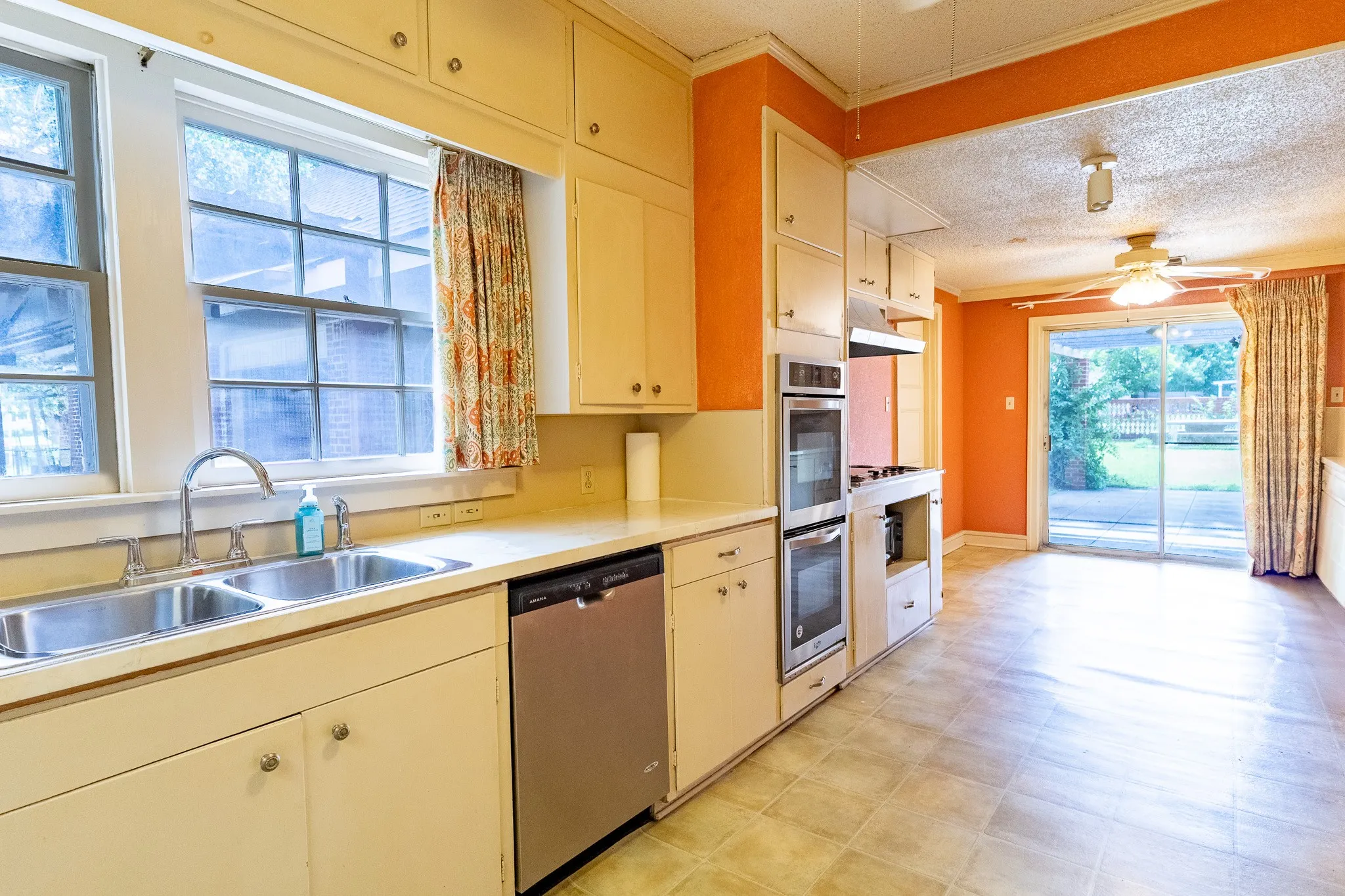 Single Family Residence For Sale in Coleman County , 1001 W Walnut Street, Coleman, Texas 76834, 3 Bedroom, 3 Bathroom, 2 Garage spaces, 3,461 Sqft, built in 1926, Preowned, mls#21232482, Real Estate Agent in Coleman, Homes For Sale in Coleman county, Homes For Sale in Coleman, Realtor in Coleman Texas, Real Estate Brokerage Independent Realty Texas, Luminita Cordes Realtor
