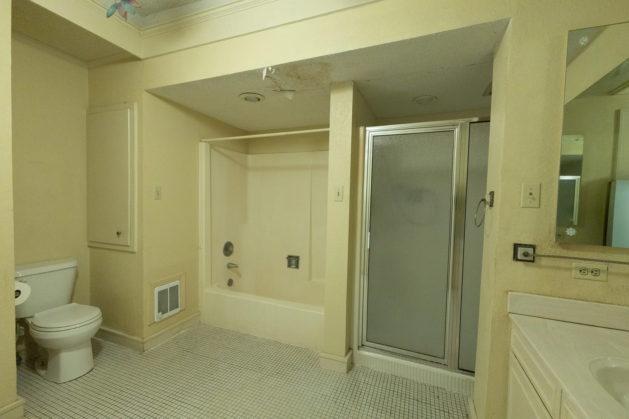 Single Family Residence For Sale in Coleman County , 1001 W Walnut Street, Coleman, Texas 76834, 3 Bedroom, 3 Bathroom, 2 Garage spaces, 3,461 Sqft, built in 1926, Preowned, mls#21232482, Real Estate Agent in Coleman, Homes For Sale in Coleman county, Homes For Sale in Coleman, Realtor in Coleman Texas, Real Estate Brokerage Independent Realty Texas, Luminita Cordes Realtor