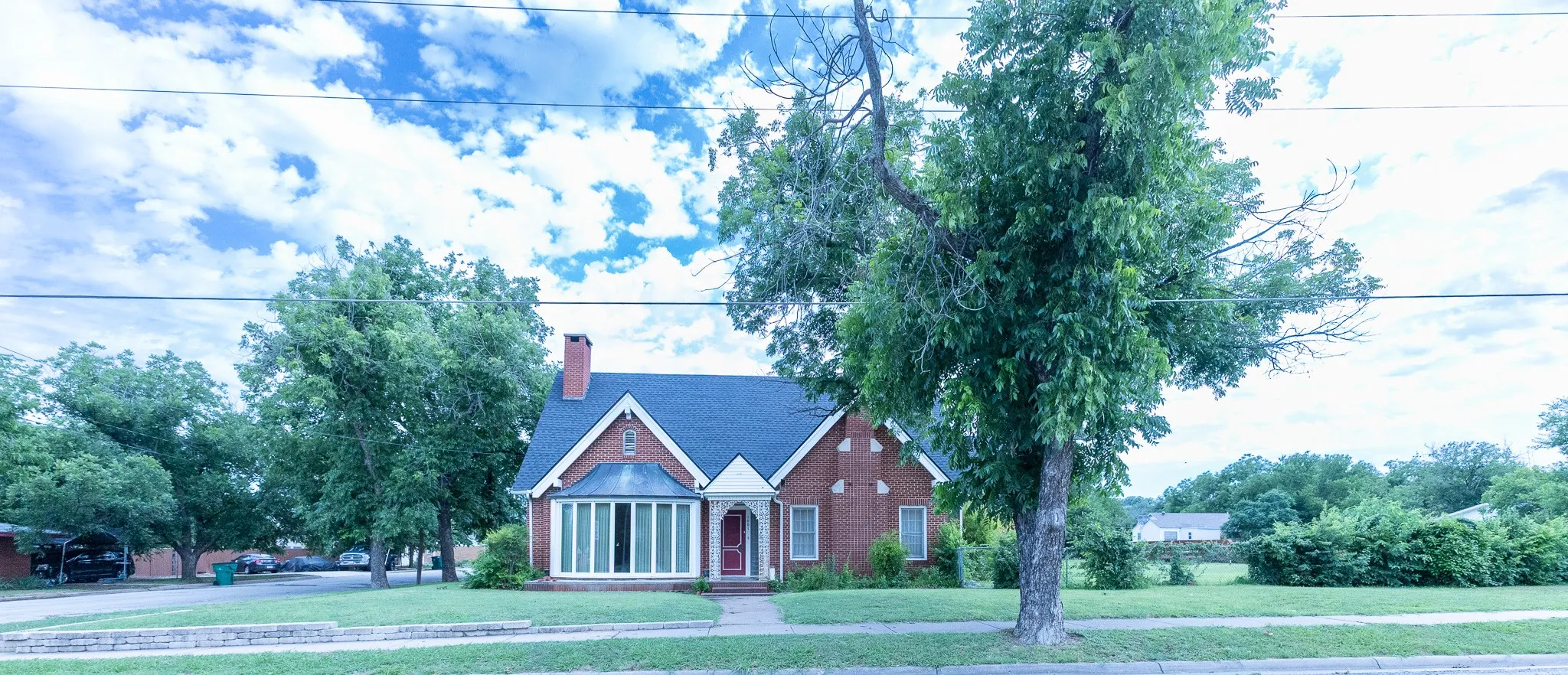 Single Family Residence For Sale in Coleman County , 1001 W Walnut Street, Coleman, Texas 76834, 3 Bedroom, 3 Bathroom, 2 Garage spaces, 3,461 Sqft, built in 1926, Preowned, mls#21232482, Real Estate Agent in Coleman, Homes For Sale in Coleman county, Homes For Sale in Coleman, Realtor in Coleman Texas, Real Estate Brokerage Independent Realty Texas, Luminita Cordes Realtor