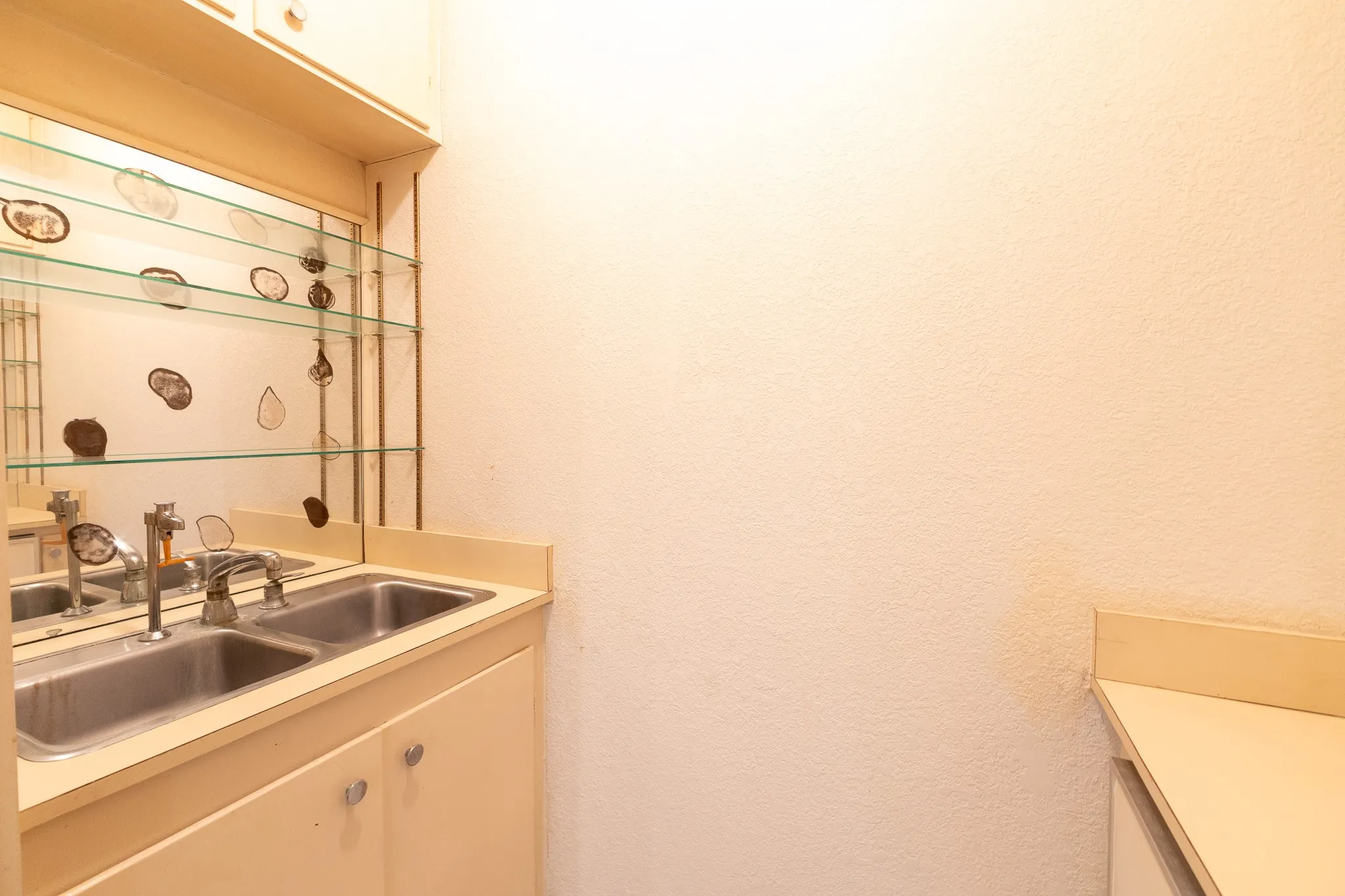 Single Family Residence For Sale in Coleman County , 1001 W Walnut Street, Coleman, Texas 76834, 3 Bedroom, 3 Bathroom, 2 Garage spaces, 3,461 Sqft, built in 1926, Preowned, mls#21232482, Real Estate Agent in Coleman, Homes For Sale in Coleman county, Homes For Sale in Coleman, Realtor in Coleman Texas, Real Estate Brokerage Independent Realty Texas, Luminita Cordes Realtor