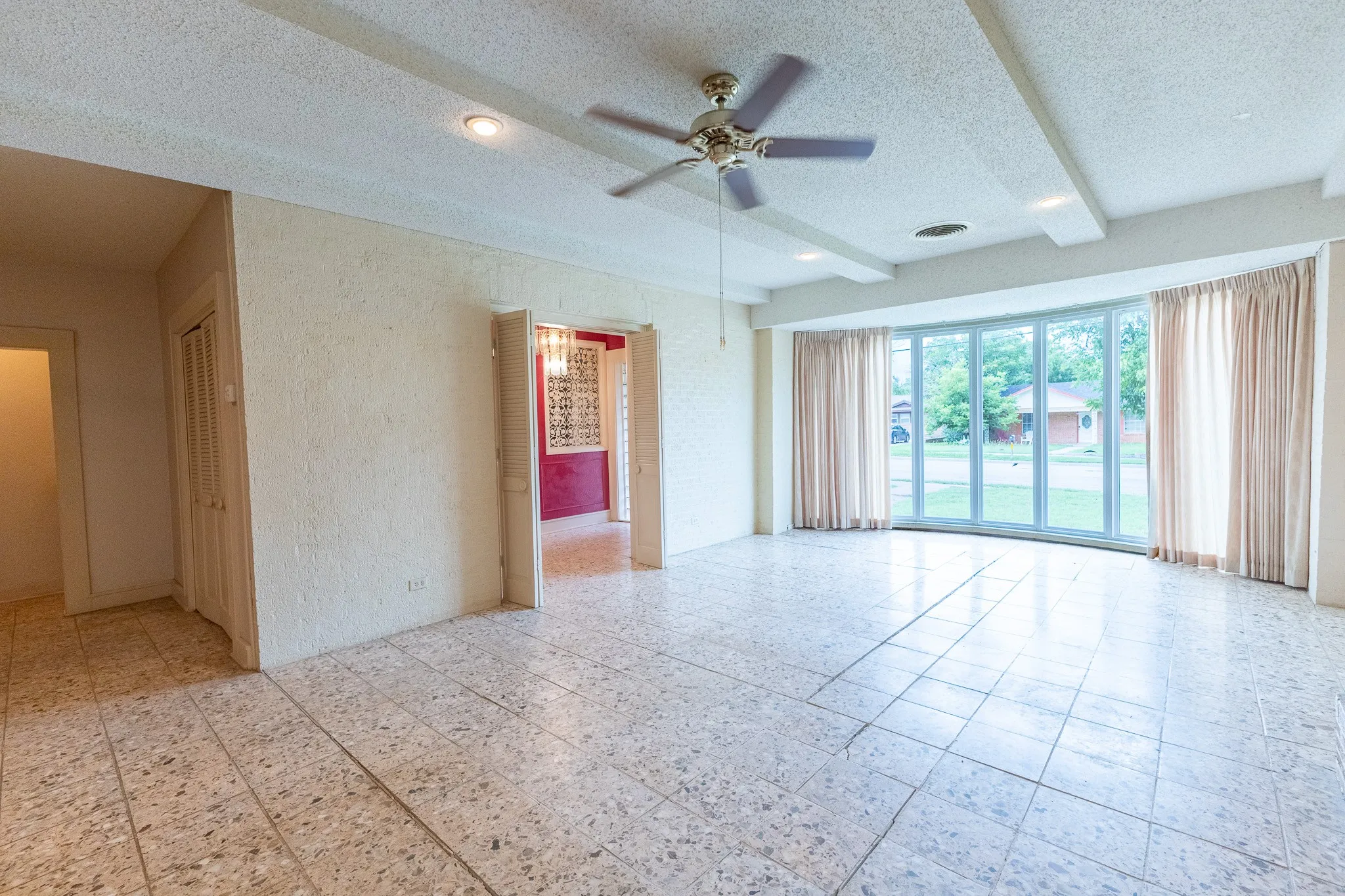 Single Family Residence For Sale in Coleman County , 1001 W Walnut Street, Coleman, Texas 76834, 3 Bedroom, 3 Bathroom, 2 Garage spaces, 3,461 Sqft, built in 1926, Preowned, mls#21232482, Real Estate Agent in Coleman, Homes For Sale in Coleman county, Homes For Sale in Coleman, Realtor in Coleman Texas, Real Estate Brokerage Independent Realty Texas, Luminita Cordes Realtor