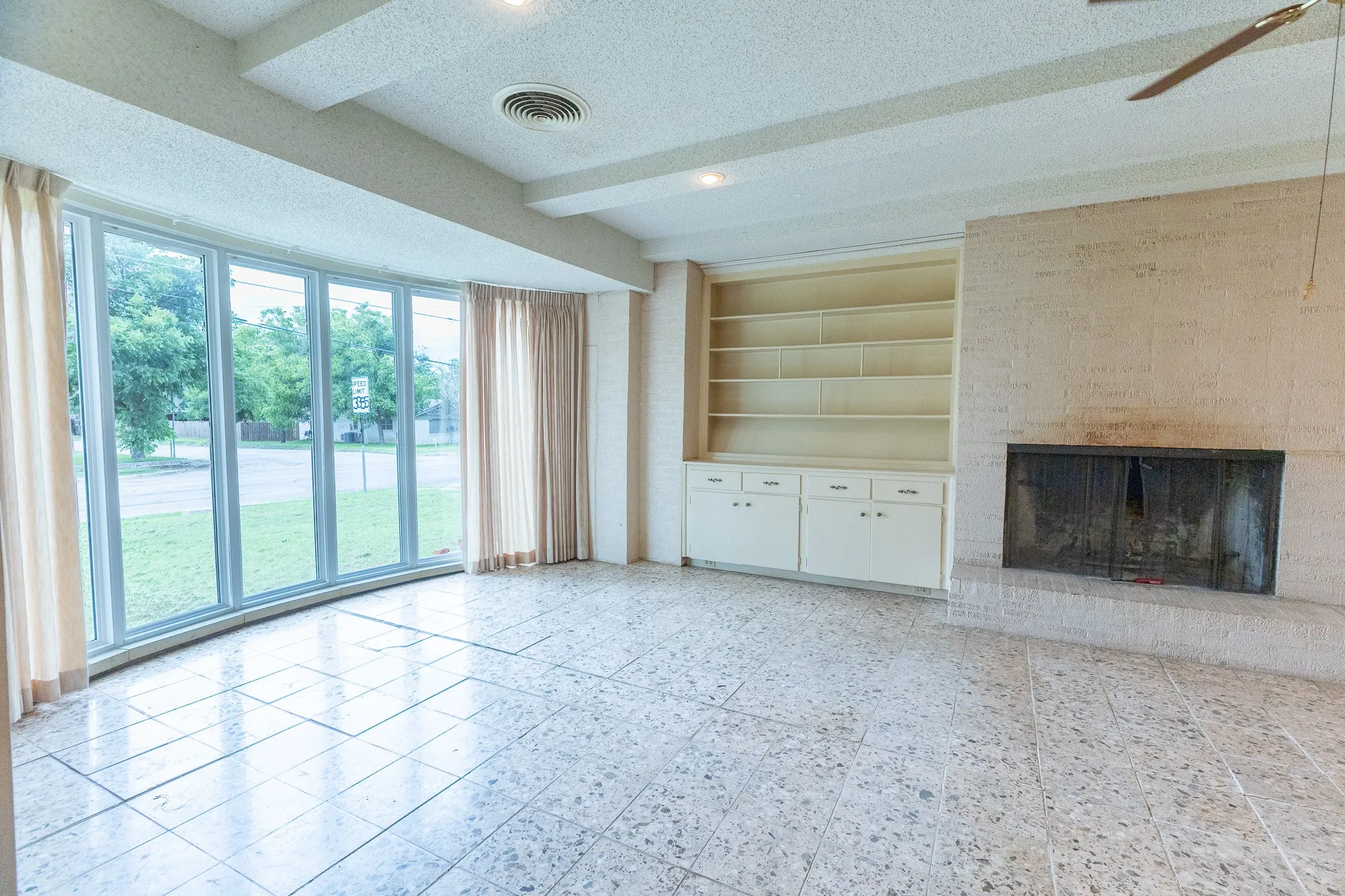 Single Family Residence For Sale in Coleman County , 1001 W Walnut Street, Coleman, Texas 76834, 3 Bedroom, 3 Bathroom, 2 Garage spaces, 3,461 Sqft, built in 1926, Preowned, mls#21232482, Real Estate Agent in Coleman, Homes For Sale in Coleman county, Homes For Sale in Coleman, Realtor in Coleman Texas, Real Estate Brokerage Independent Realty Texas, Luminita Cordes Realtor