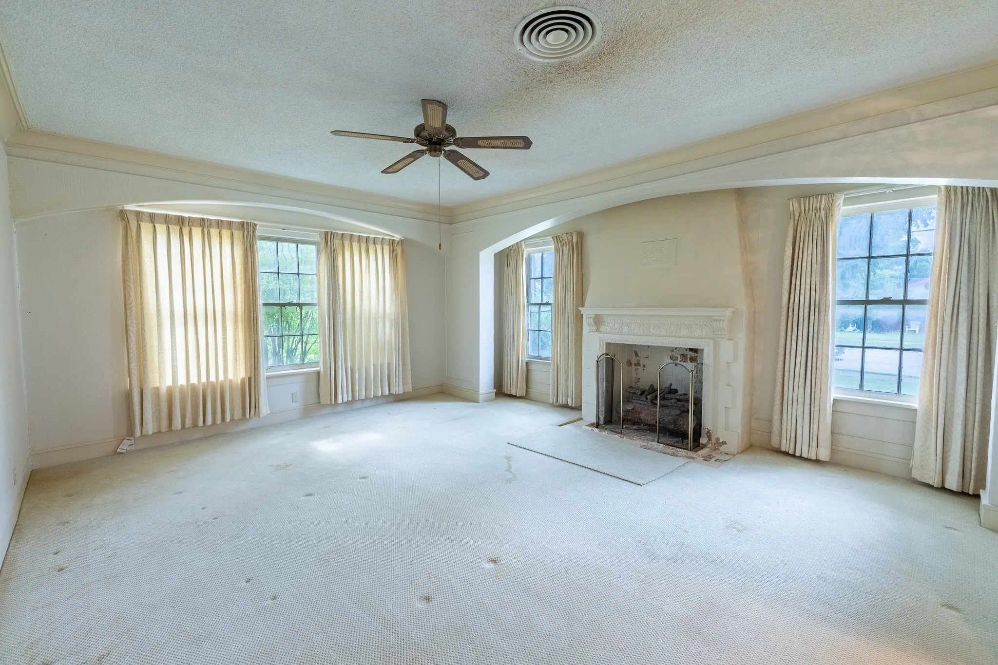 Single Family Residence For Sale in Coleman County , 1001 W Walnut Street, Coleman, Texas 76834, 3 Bedroom, 3 Bathroom, 2 Garage spaces, 3,461 Sqft, built in 1926, Preowned, mls#21232482, Real Estate Agent in Coleman, Homes For Sale in Coleman county, Homes For Sale in Coleman, Realtor in Coleman Texas, Real Estate Brokerage Independent Realty Texas, Luminita Cordes Realtor