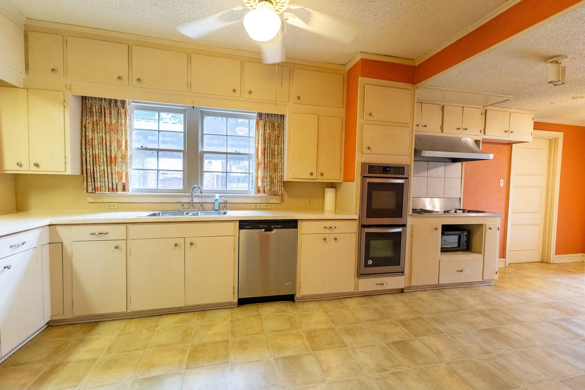 Single Family Residence For Sale in Coleman County , 1001 W Walnut Street, Coleman, Texas 76834, 3 Bedroom, 3 Bathroom, 2 Garage spaces, 3,461 Sqft, built in 1926, Preowned, mls#21232482, Real Estate Agent in Coleman, Homes For Sale in Coleman county, Homes For Sale in Coleman, Realtor in Coleman Texas, Real Estate Brokerage Independent Realty Texas, Luminita Cordes Realtor