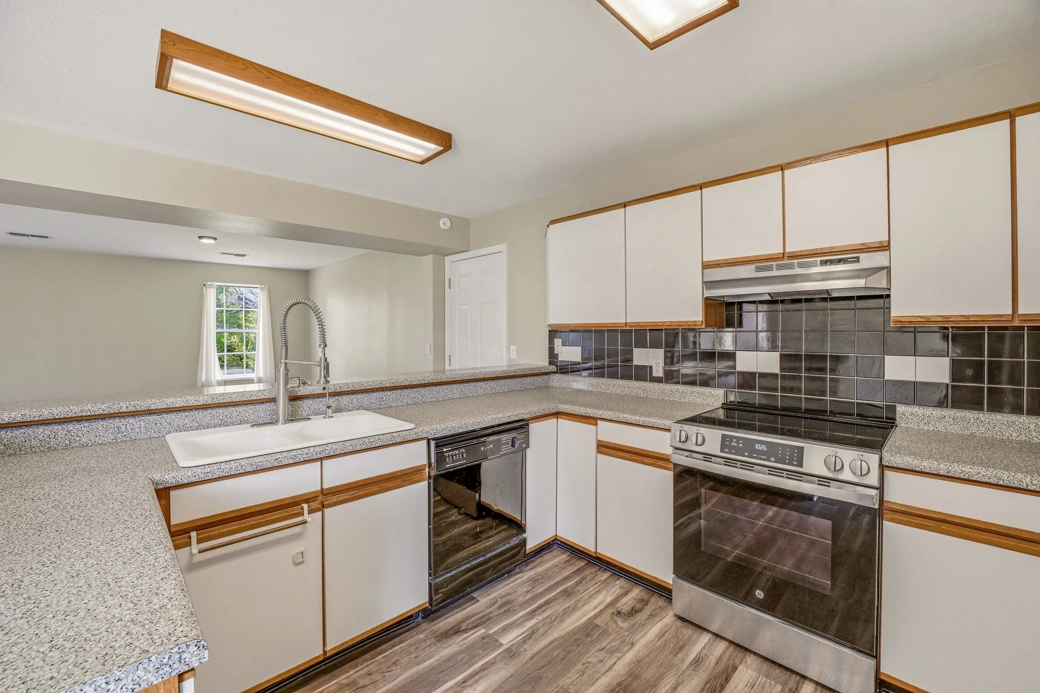 Single Family Residence For Sale in Somervell County , 302 Hill Street, Glen Rose, Texas 76043, 4 Bedroom, 5 Bathroom, 2 Garage spaces, 2,400 Sqft, built in 1994, Preowned, mls#21231130, Real Estate Agent in Glen Rose, Homes For Sale in Somervell county, Homes For Sale in Glen Rose, Realtor in Glen Rose Texas, Real Estate Brokerage Independent Realty Texas, Luminita Cordes Realtor