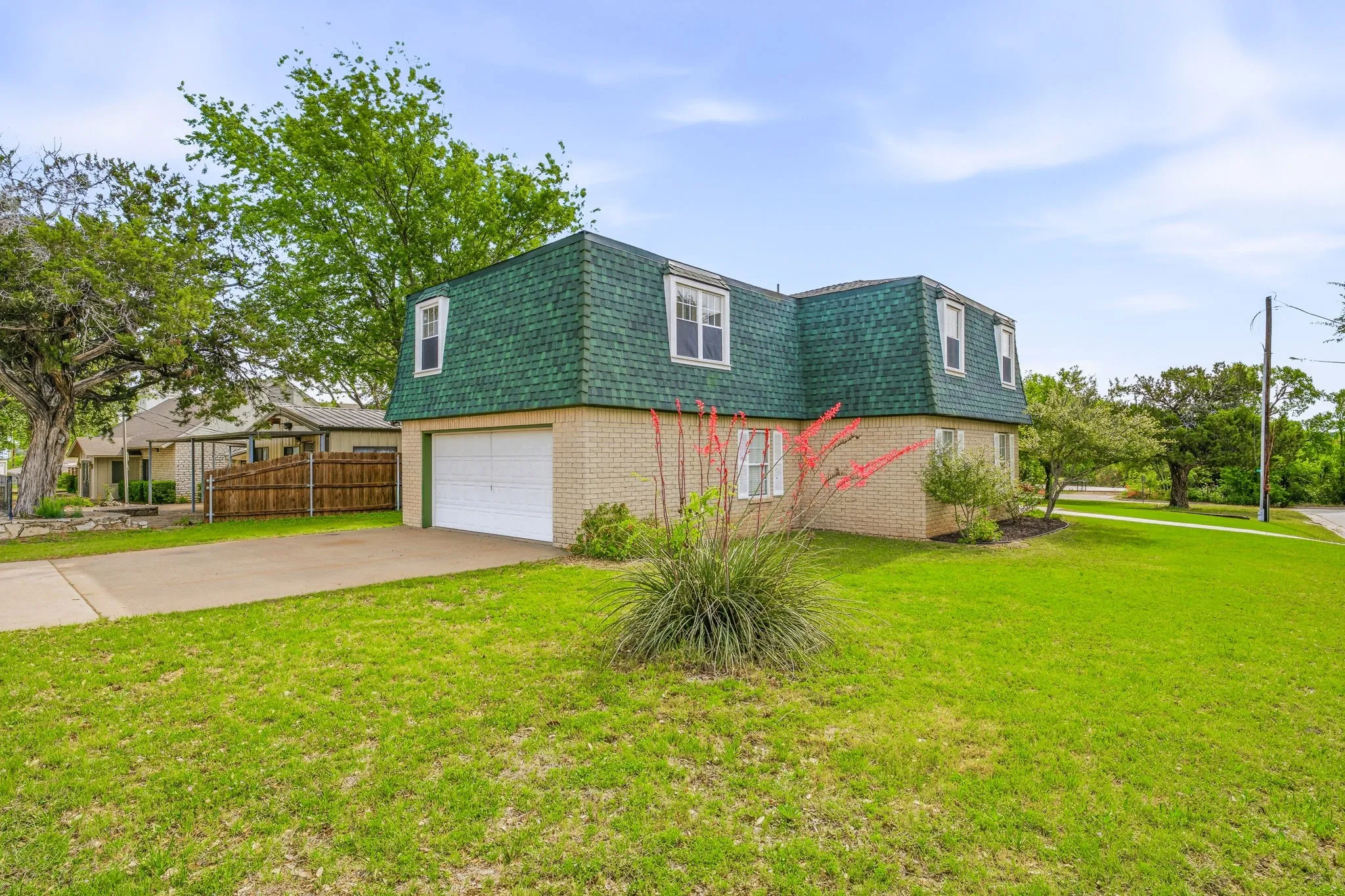 Single Family Residence For Sale in Somervell County , 302 Hill Street, Glen Rose, Texas 76043, 4 Bedroom, 5 Bathroom, 2 Garage spaces, 2,400 Sqft, built in 1994, Preowned, mls#21231130, Real Estate Agent in Glen Rose, Homes For Sale in Somervell county, Homes For Sale in Glen Rose, Realtor in Glen Rose Texas, Real Estate Brokerage Independent Realty Texas, Luminita Cordes Realtor