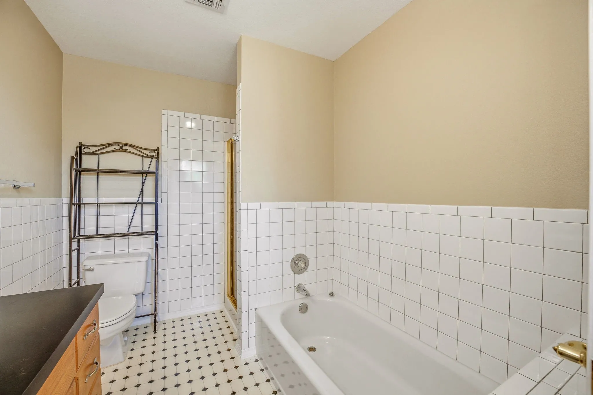Single Family Residence For Sale in Somervell County , 302 Hill Street, Glen Rose, Texas 76043, 4 Bedroom, 5 Bathroom, 2 Garage spaces, 2,400 Sqft, built in 1994, Preowned, mls#21231130, Real Estate Agent in Glen Rose, Homes For Sale in Somervell county, Homes For Sale in Glen Rose, Realtor in Glen Rose Texas, Real Estate Brokerage Independent Realty Texas, Luminita Cordes Realtor