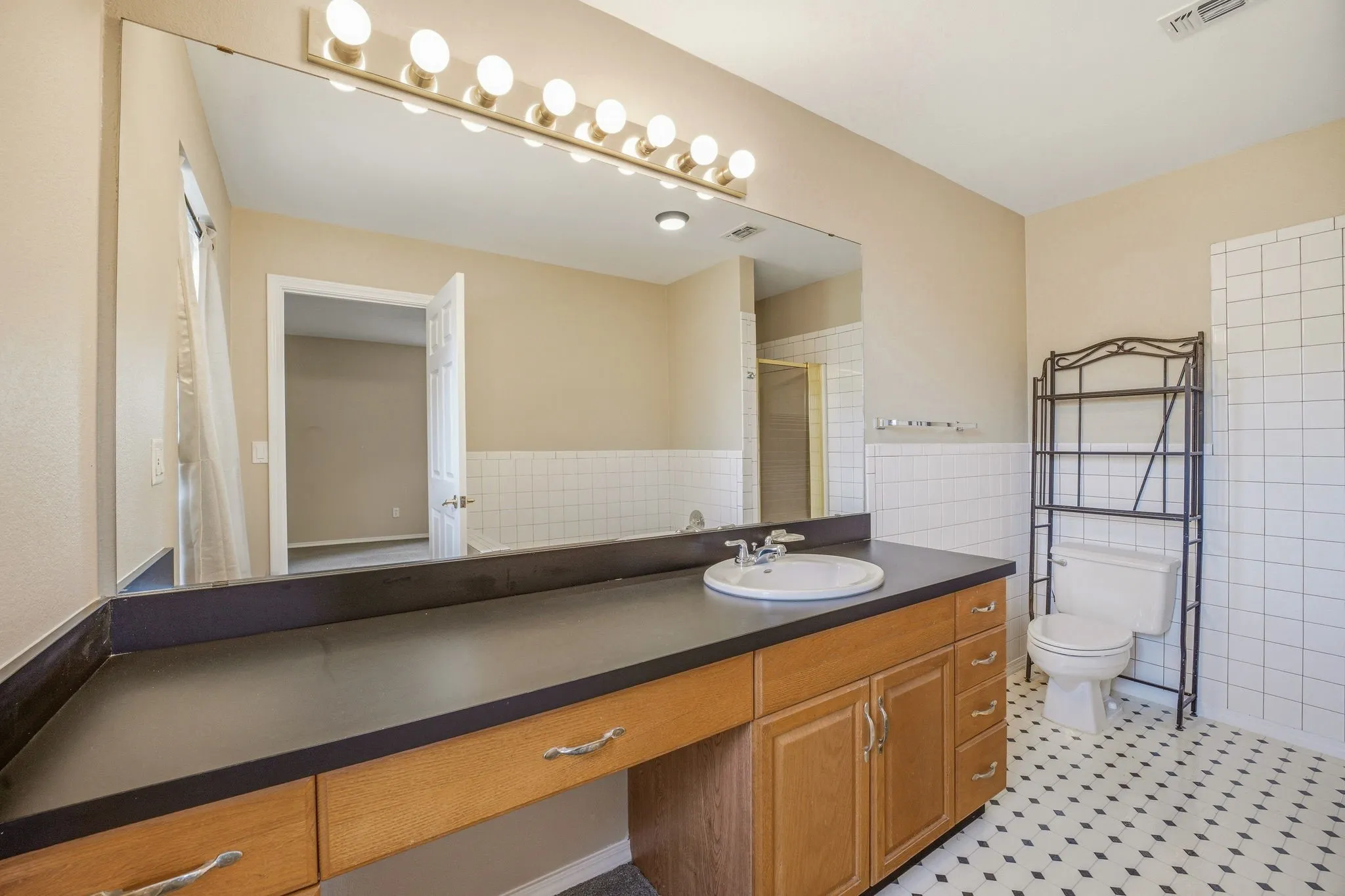 Single Family Residence For Sale in Somervell County , 302 Hill Street, Glen Rose, Texas 76043, 4 Bedroom, 5 Bathroom, 2 Garage spaces, 2,400 Sqft, built in 1994, Preowned, mls#21231130, Real Estate Agent in Glen Rose, Homes For Sale in Somervell county, Homes For Sale in Glen Rose, Realtor in Glen Rose Texas, Real Estate Brokerage Independent Realty Texas, Luminita Cordes Realtor