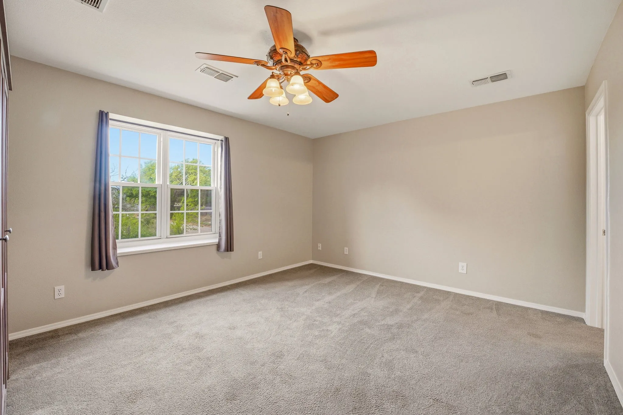 Single Family Residence For Sale in Somervell County , 302 Hill Street, Glen Rose, Texas 76043, 4 Bedroom, 5 Bathroom, 2 Garage spaces, 2,400 Sqft, built in 1994, Preowned, mls#21231130, Real Estate Agent in Glen Rose, Homes For Sale in Somervell county, Homes For Sale in Glen Rose, Realtor in Glen Rose Texas, Real Estate Brokerage Independent Realty Texas, Luminita Cordes Realtor