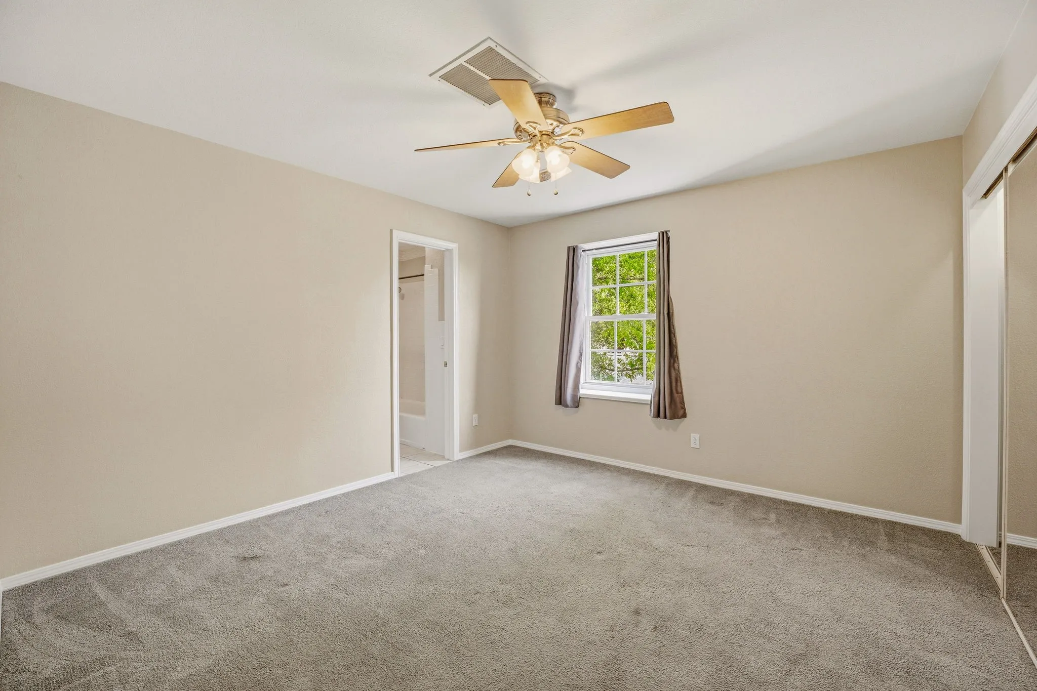Single Family Residence For Sale in Somervell County , 302 Hill Street, Glen Rose, Texas 76043, 4 Bedroom, 5 Bathroom, 2 Garage spaces, 2,400 Sqft, built in 1994, Preowned, mls#21231130, Real Estate Agent in Glen Rose, Homes For Sale in Somervell county, Homes For Sale in Glen Rose, Realtor in Glen Rose Texas, Real Estate Brokerage Independent Realty Texas, Luminita Cordes Realtor