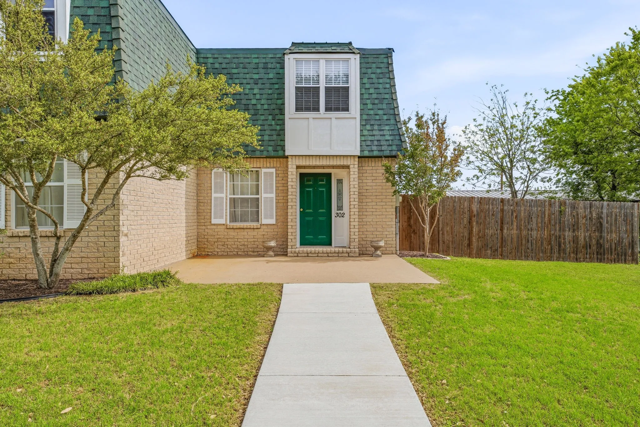 Single Family Residence For Sale in Somervell County , 302 Hill Street, Glen Rose, Texas 76043, 4 Bedroom, 5 Bathroom, 2 Garage spaces, 2,400 Sqft, built in 1994, Preowned, mls#21231130, Real Estate Agent in Glen Rose, Homes For Sale in Somervell county, Homes For Sale in Glen Rose, Realtor in Glen Rose Texas, Real Estate Brokerage Independent Realty Texas, Luminita Cordes Realtor