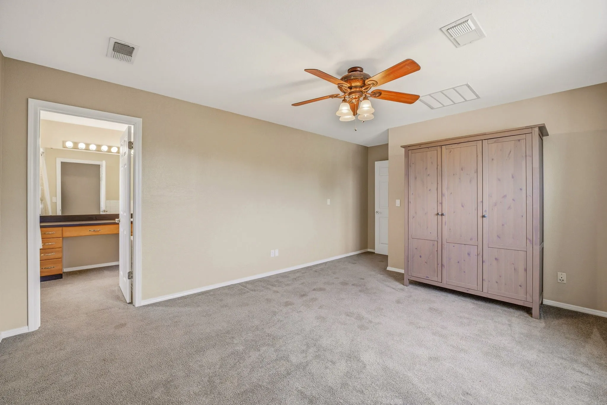 Single Family Residence For Sale in Somervell County , 302 Hill Street, Glen Rose, Texas 76043, 4 Bedroom, 5 Bathroom, 2 Garage spaces, 2,400 Sqft, built in 1994, Preowned, mls#21231130, Real Estate Agent in Glen Rose, Homes For Sale in Somervell county, Homes For Sale in Glen Rose, Realtor in Glen Rose Texas, Real Estate Brokerage Independent Realty Texas, Luminita Cordes Realtor