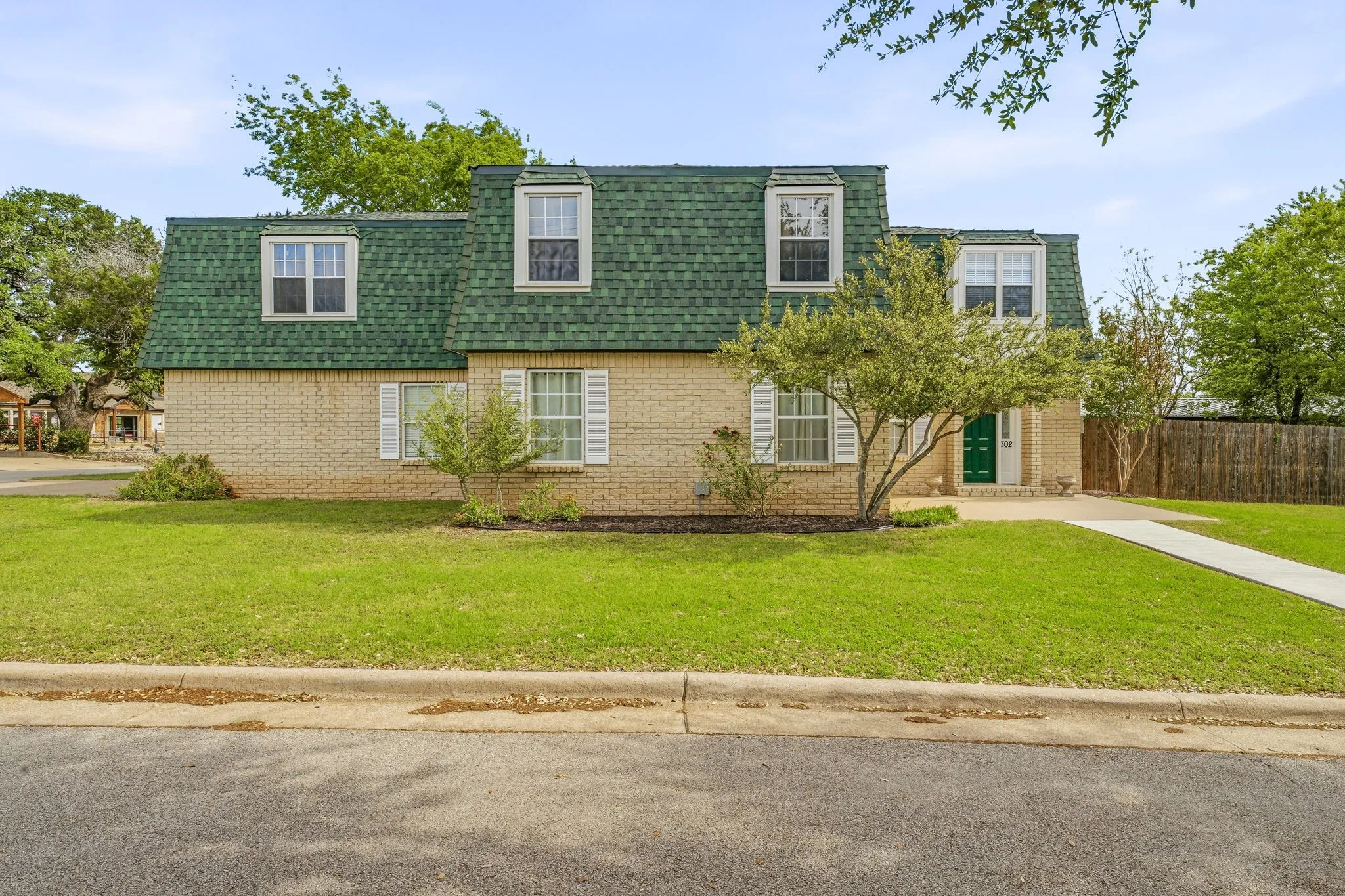 Single Family Residence For Sale in Somervell County , 302 Hill Street, Glen Rose, Texas 76043, 4 Bedroom, 5 Bathroom, 2 Garage spaces, 2,400 Sqft, built in 1994, Preowned, mls#21231130, Real Estate Agent in Glen Rose, Homes For Sale in Somervell county, Homes For Sale in Glen Rose, Realtor in Glen Rose Texas, Real Estate Brokerage Independent Realty Texas, Luminita Cordes Realtor