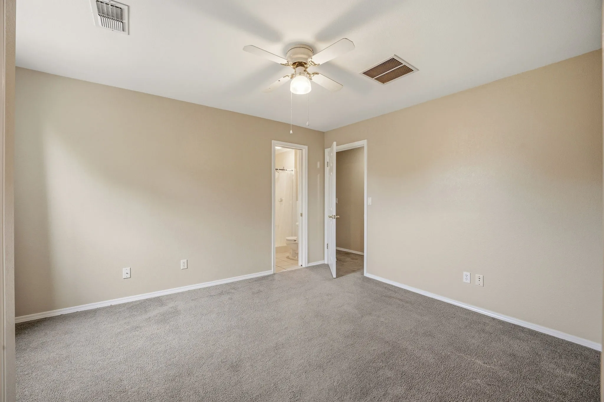 Single Family Residence For Sale in Somervell County , 302 Hill Street, Glen Rose, Texas 76043, 4 Bedroom, 5 Bathroom, 2 Garage spaces, 2,400 Sqft, built in 1994, Preowned, mls#21231130, Real Estate Agent in Glen Rose, Homes For Sale in Somervell county, Homes For Sale in Glen Rose, Realtor in Glen Rose Texas, Real Estate Brokerage Independent Realty Texas, Luminita Cordes Realtor