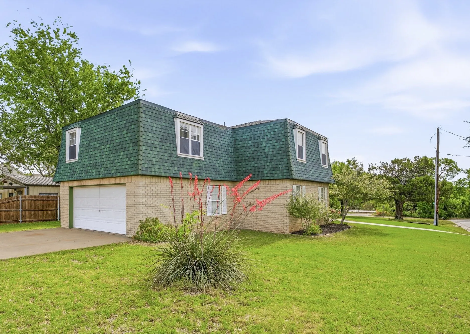 Single Family Residence For Sale in Somervell County , 302 Hill Street, Glen Rose, Texas 76043, 4 Bedroom, 5 Bathroom, 2 Garage spaces, 2,400 Sqft, built in 1994, Preowned, mls#21231130, Real Estate Agent in Glen Rose, Homes For Sale in Somervell county, Homes For Sale in Glen Rose, Realtor in Glen Rose Texas, Real Estate Brokerage Independent Realty Texas, Luminita Cordes Realtor