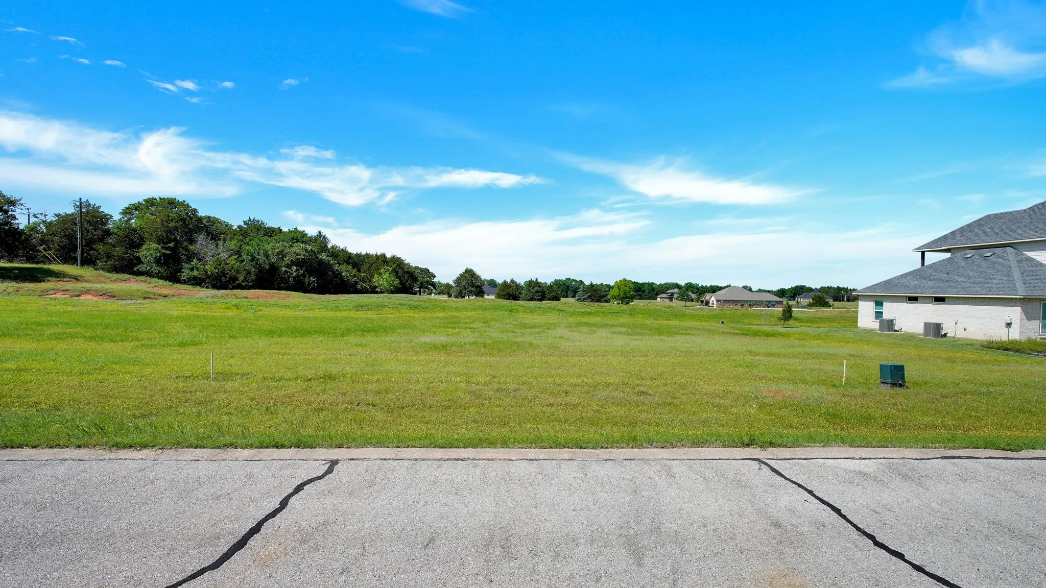 View of grassy yard