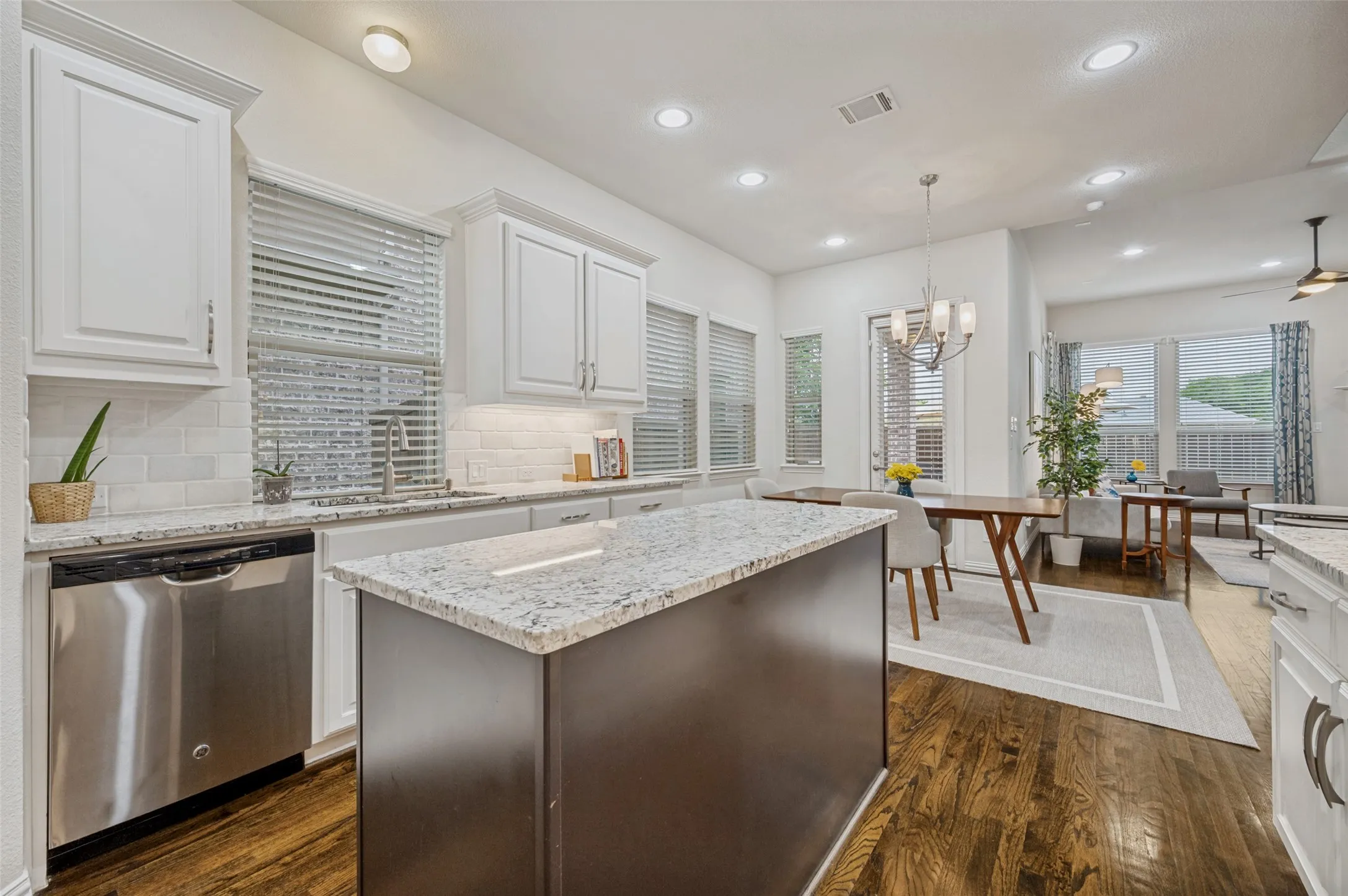 Single Family Residence For Sale in Dallas County , 2841 Edinburgh, Carrollton, Texas 75006, 3 Bedroom, 4 Bathroom, 2 Garage spaces, 3,057 Sqft, built in 2014, Preowned, mls#21232542, Real Estate Agent in Carrollton, Homes For Sale in Dallas county, Homes For Sale in Carrollton, Realtor in Carrollton Texas, Real Estate Brokerage Independent Realty Texas, Luminita Cordes Realtor
