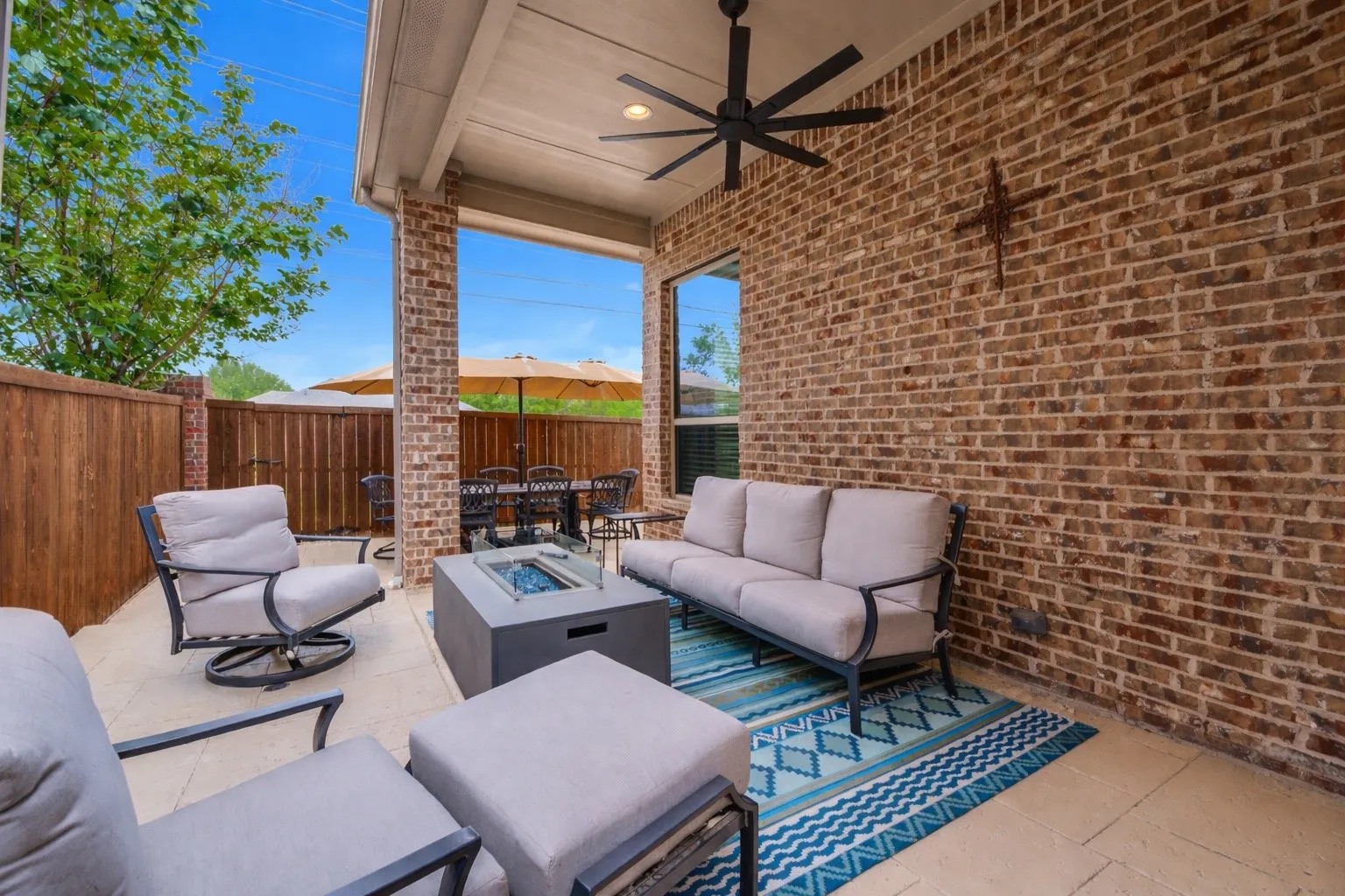 Single Family Residence For Sale in Dallas County , 2841 Edinburgh, Carrollton, Texas 75006, 3 Bedroom, 4 Bathroom, 2 Garage spaces, 3,057 Sqft, built in 2014, Preowned, mls#21232542, Real Estate Agent in Carrollton, Homes For Sale in Dallas county, Homes For Sale in Carrollton, Realtor in Carrollton Texas, Real Estate Brokerage Independent Realty Texas, Luminita Cordes Realtor
