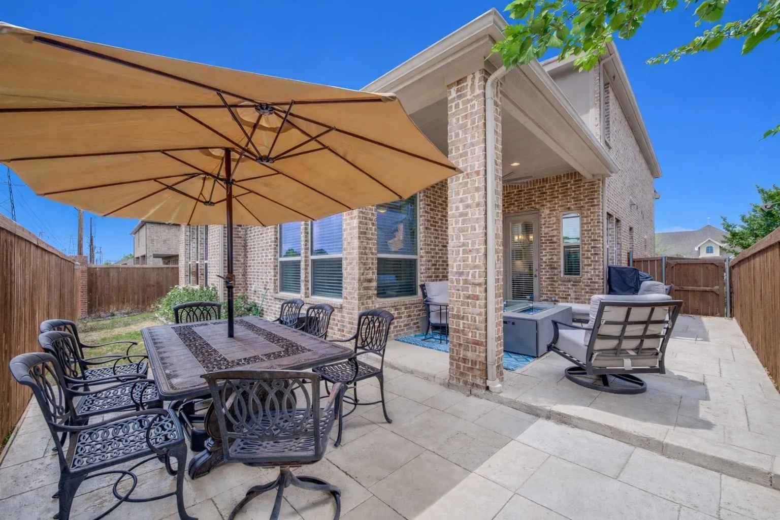 Single Family Residence For Sale in Dallas County , 2841 Edinburgh, Carrollton, Texas 75006, 3 Bedroom, 4 Bathroom, 2 Garage spaces, 3,057 Sqft, built in 2014, Preowned, mls#21232542, Real Estate Agent in Carrollton, Homes For Sale in Dallas county, Homes For Sale in Carrollton, Realtor in Carrollton Texas, Real Estate Brokerage Independent Realty Texas, Luminita Cordes Realtor